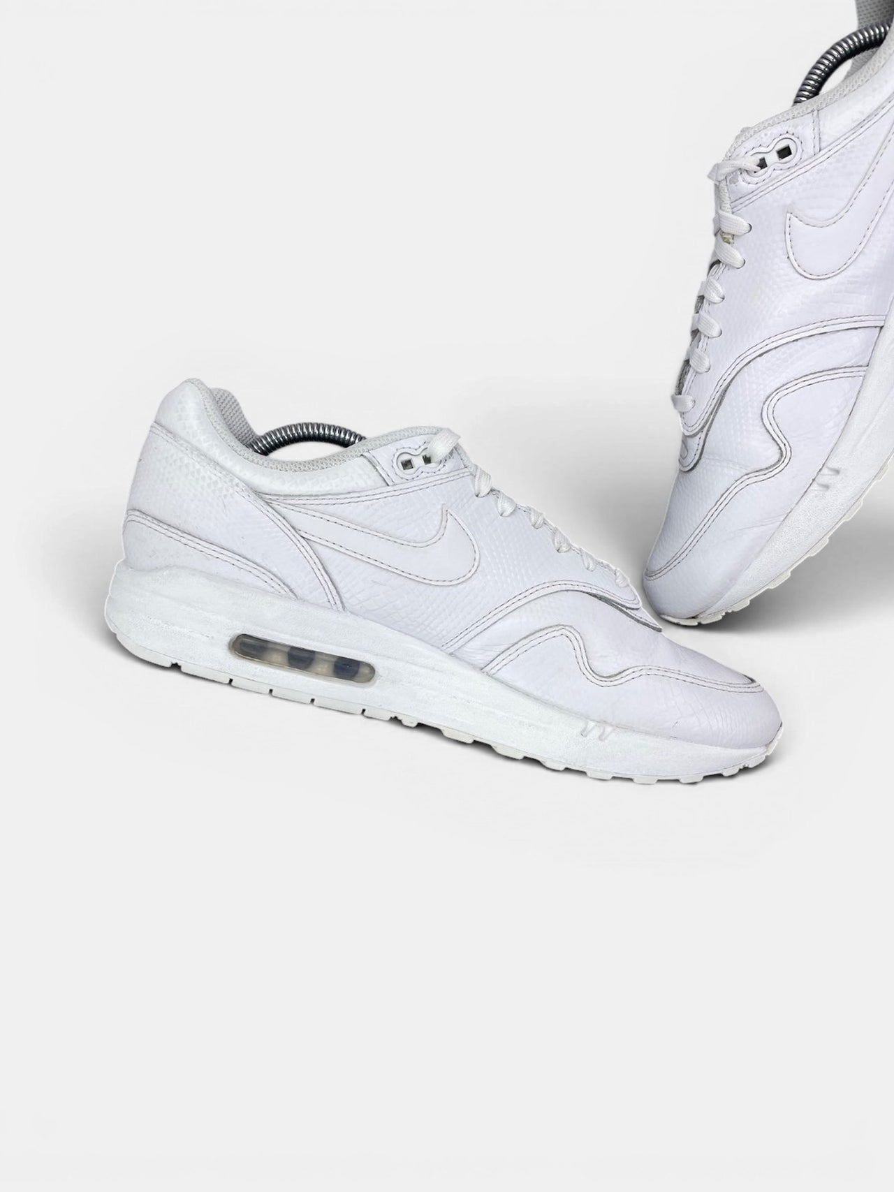 Nike Air Max 1 White Snakeskin — buty sportowe męskie w bardzo dobrym stanie rozmiar 44.5, wewnętrzny panel lewego buta