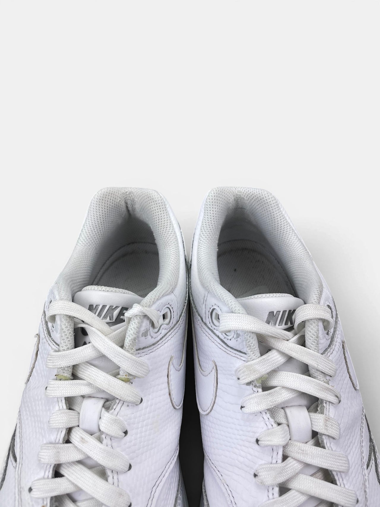 Nike Air Max 1 White Snakeskin — buty sportowe męskie w bardzo dobrym stanie rozmiar 44.5, zapiętki butów