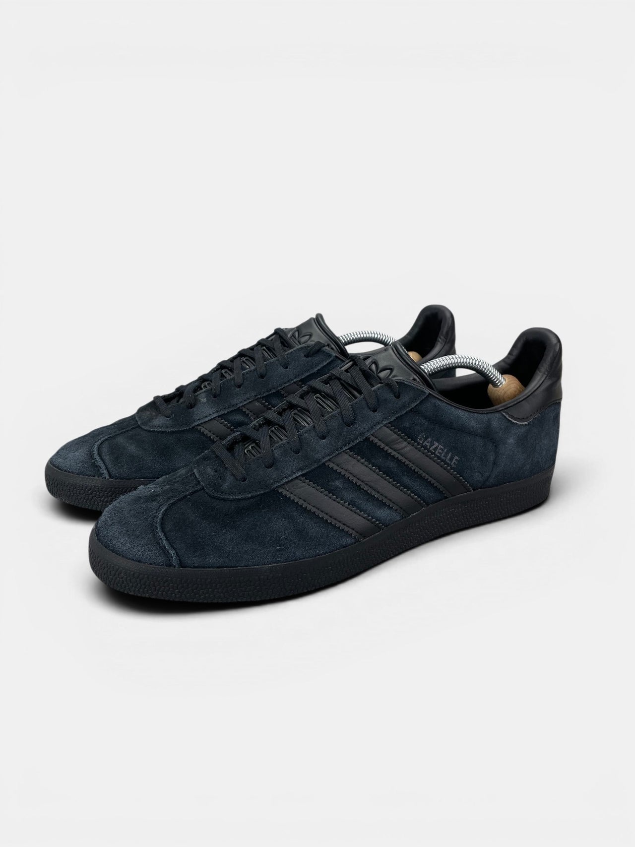 Adidas Gazelle “Triple Black” Triple Black — buty sportowe męskie w bardzo dobrym stanie rozmiar 45 1/3, widok z boku