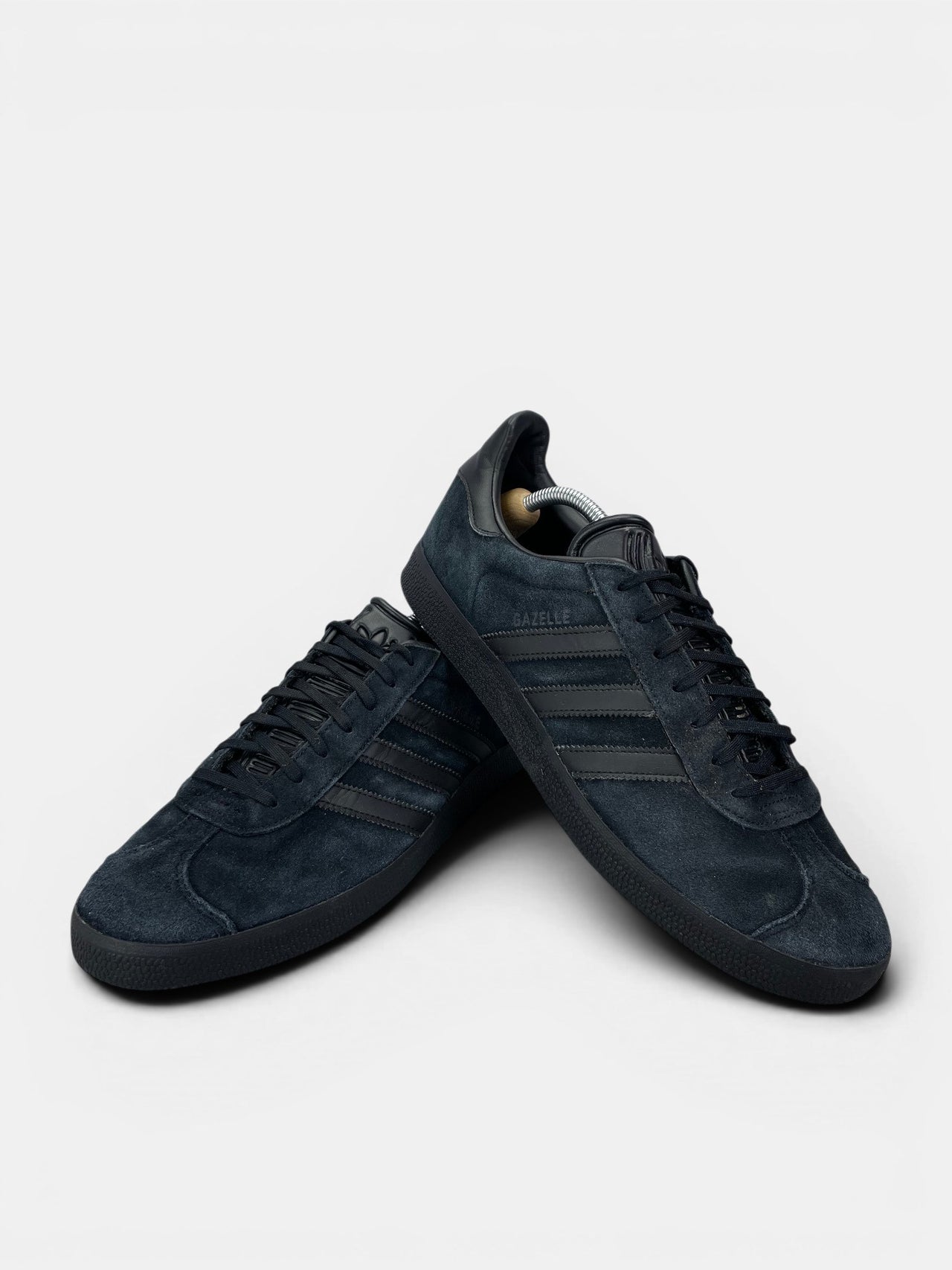 Adidas Gazelle “Triple Black” Triple Black — buty sportowe męskie w bardzo dobrym stanie rozmiar 45 1/3, boczny profil