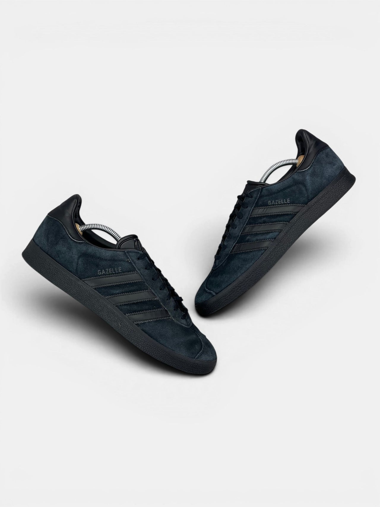 Adidas Gazelle “Triple Black” Triple Black — buty sportowe męskie w bardzo dobrym stanie rozmiar 45 1/3, widok z góry na zewnętrzną stronę butów
