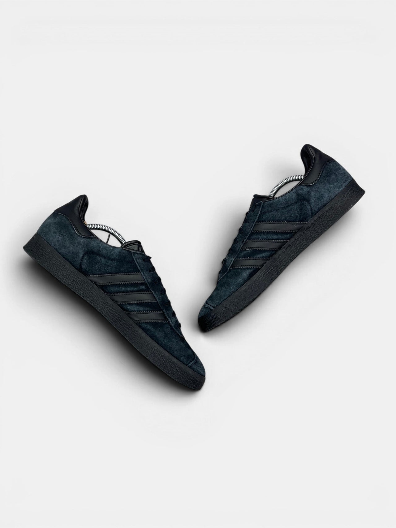 Adidas Gazelle “Triple Black” Triple Black — buty sportowe męskie w bardzo dobrym stanie rozmiar 45 1/3, zewnętrzny panel prawego buta