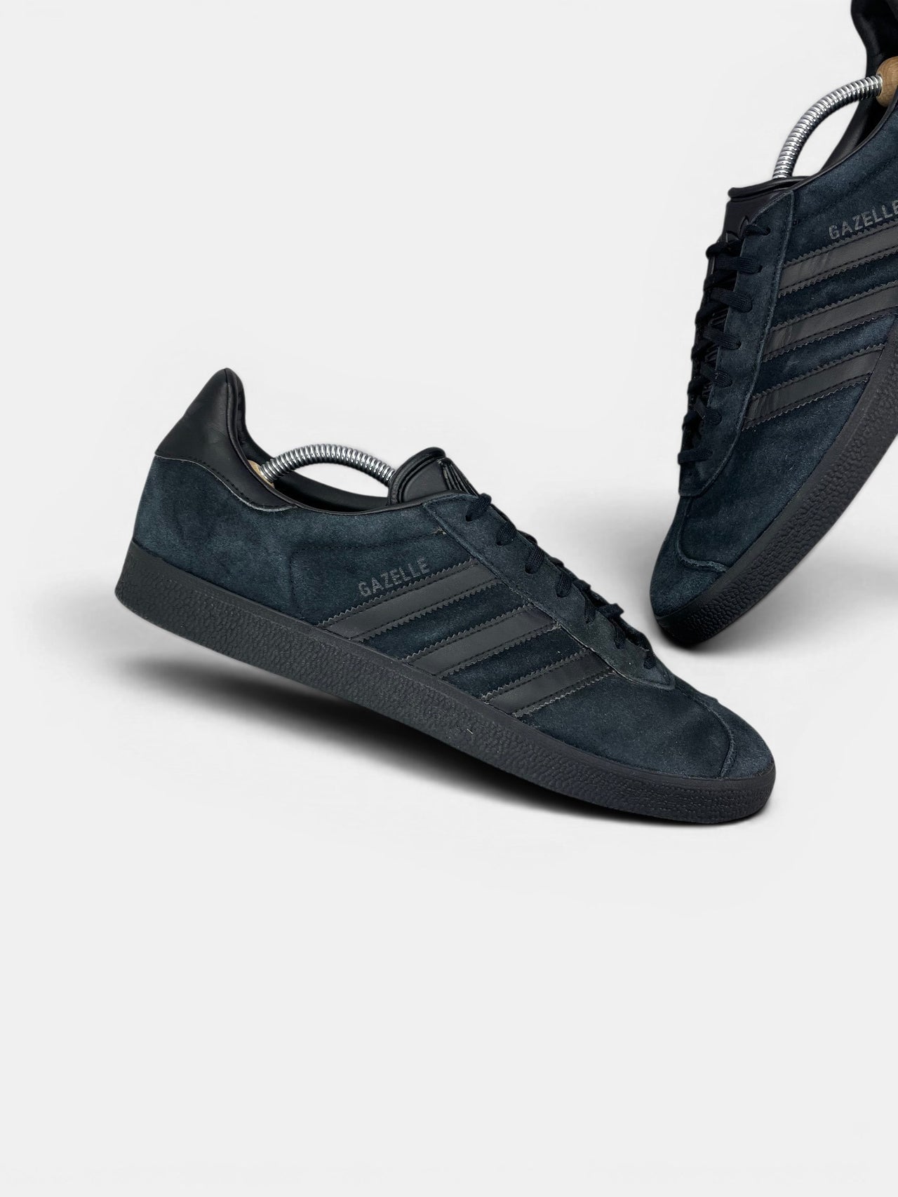 Adidas Gazelle “Triple Black” Triple Black — buty sportowe męskie w bardzo dobrym stanie rozmiar 45 1/3, zewnętrzny panel lewego buta