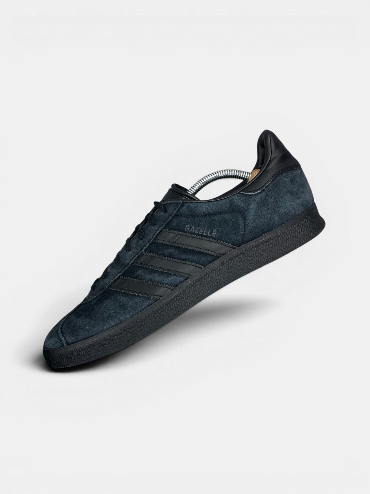 Adidas Gazelle “Triple Black” Triple Black — buty sportowe męskie w bardzo dobrym stanie rozmiar 45 1/3, widok z góry na wewnętrzną stronę butów
