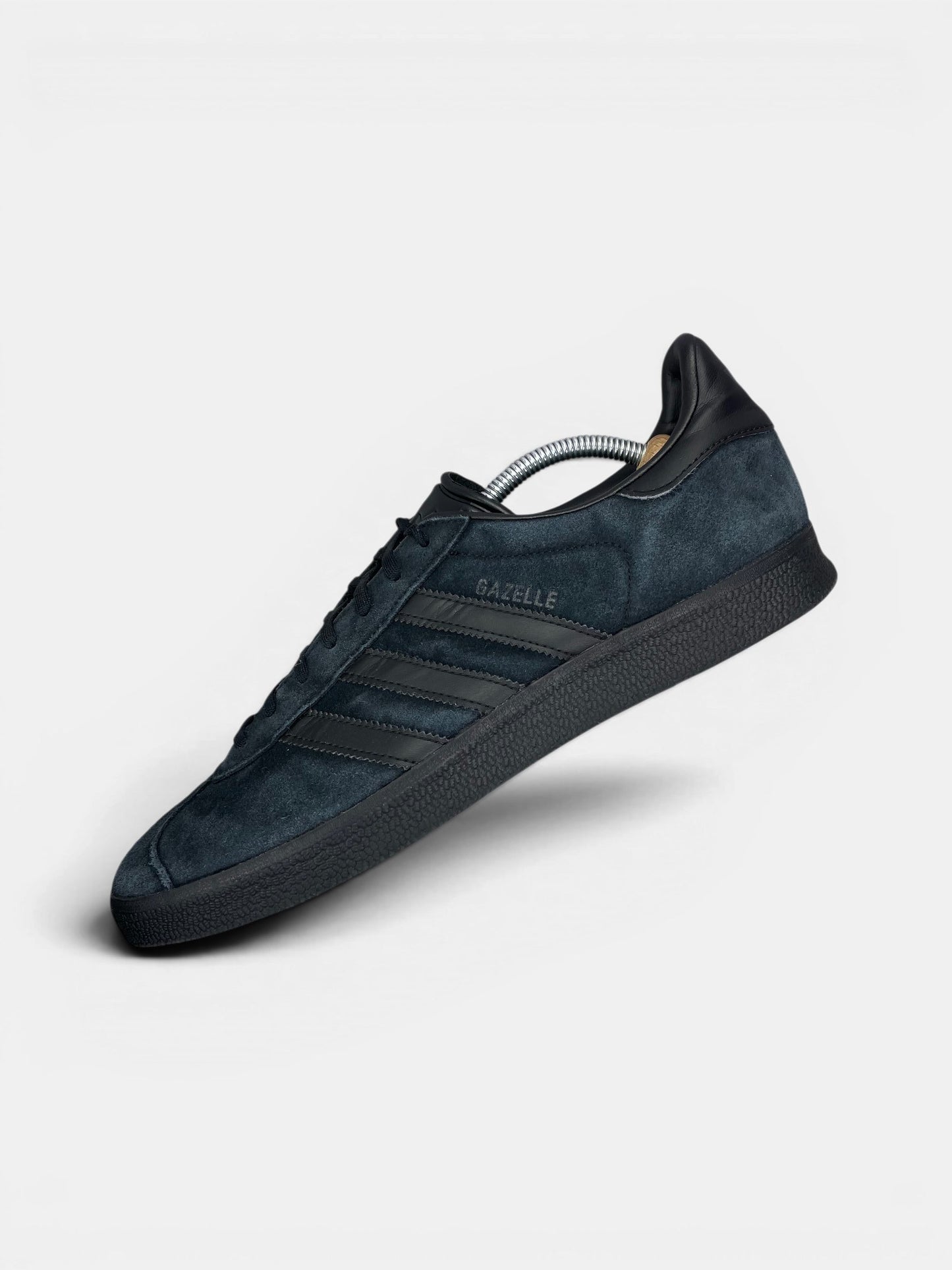 Adidas Gazelle “Triple Black” Triple Black — buty sportowe męskie w bardzo dobrym stanie rozmiar 45 1/3, widok z góry na wewnętrzną stronę butów