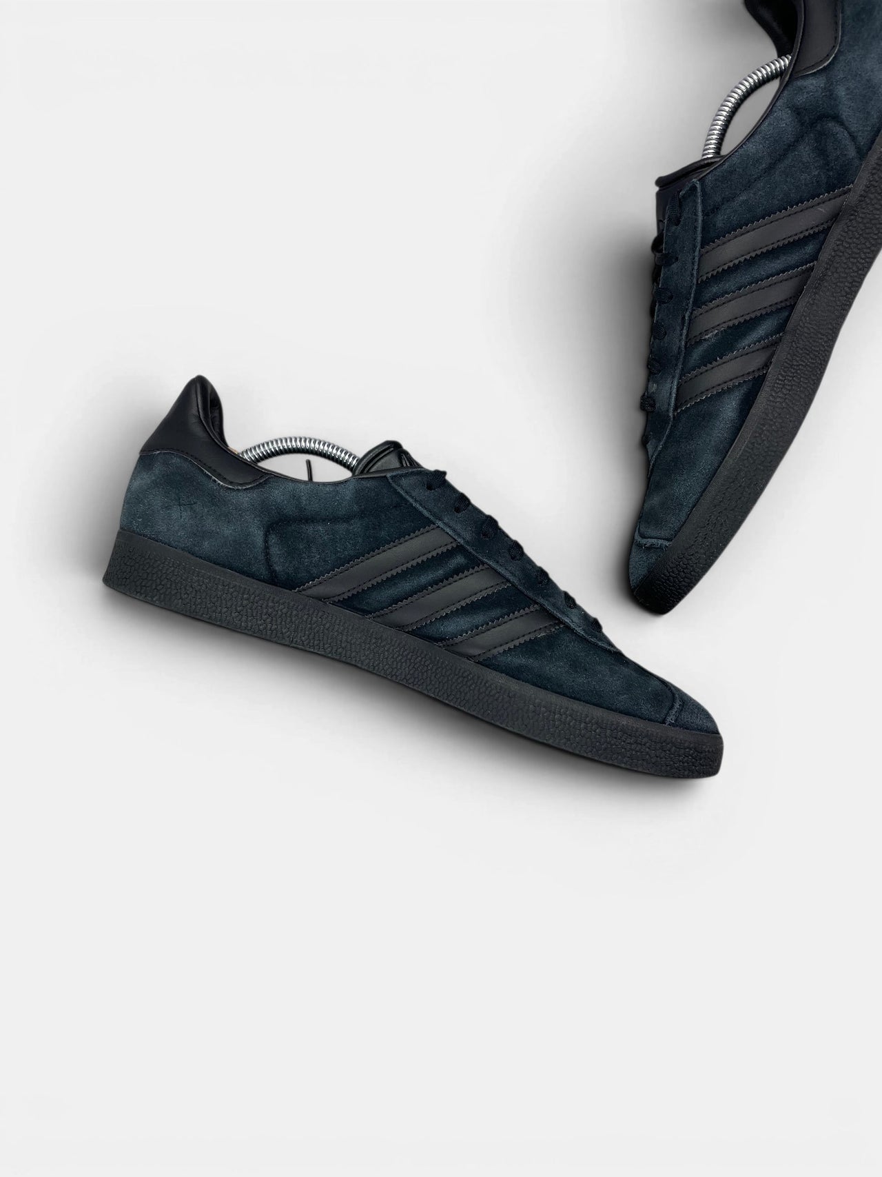 Adidas Gazelle “Triple Black” Triple Black — buty sportowe męskie w bardzo dobrym stanie rozmiar 45 1/3, wewnętrzny panel lewego buta