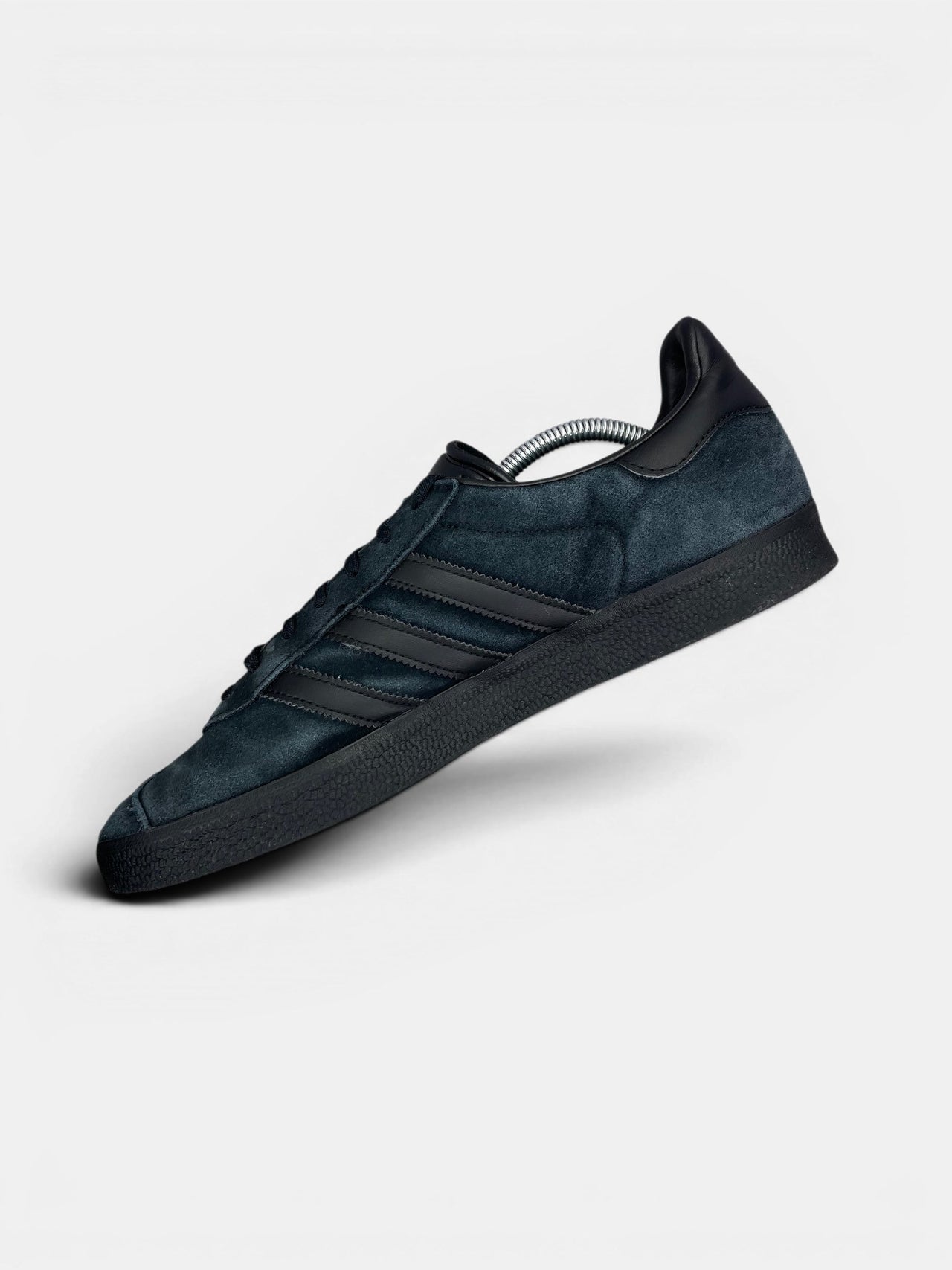 Adidas Gazelle “Triple Black” Triple Black — buty sportowe męskie w bardzo dobrym stanie rozmiar 45 1/3, wewnętrzny panel prawego buta