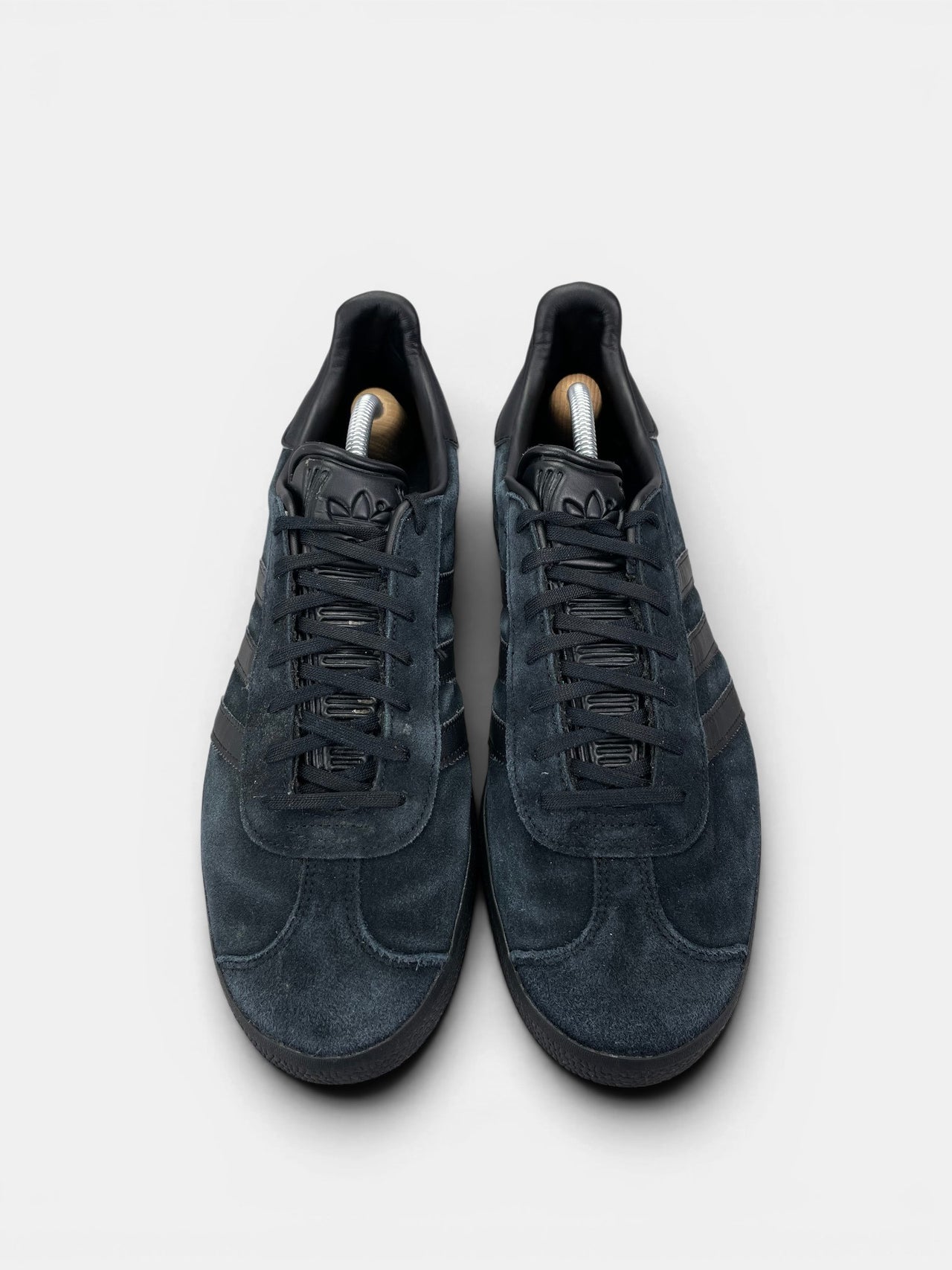 Adidas Gazelle “Triple Black” Triple Black — buty sportowe męskie w bardzo dobrym stanie rozmiar 45 1/3, widok z góry