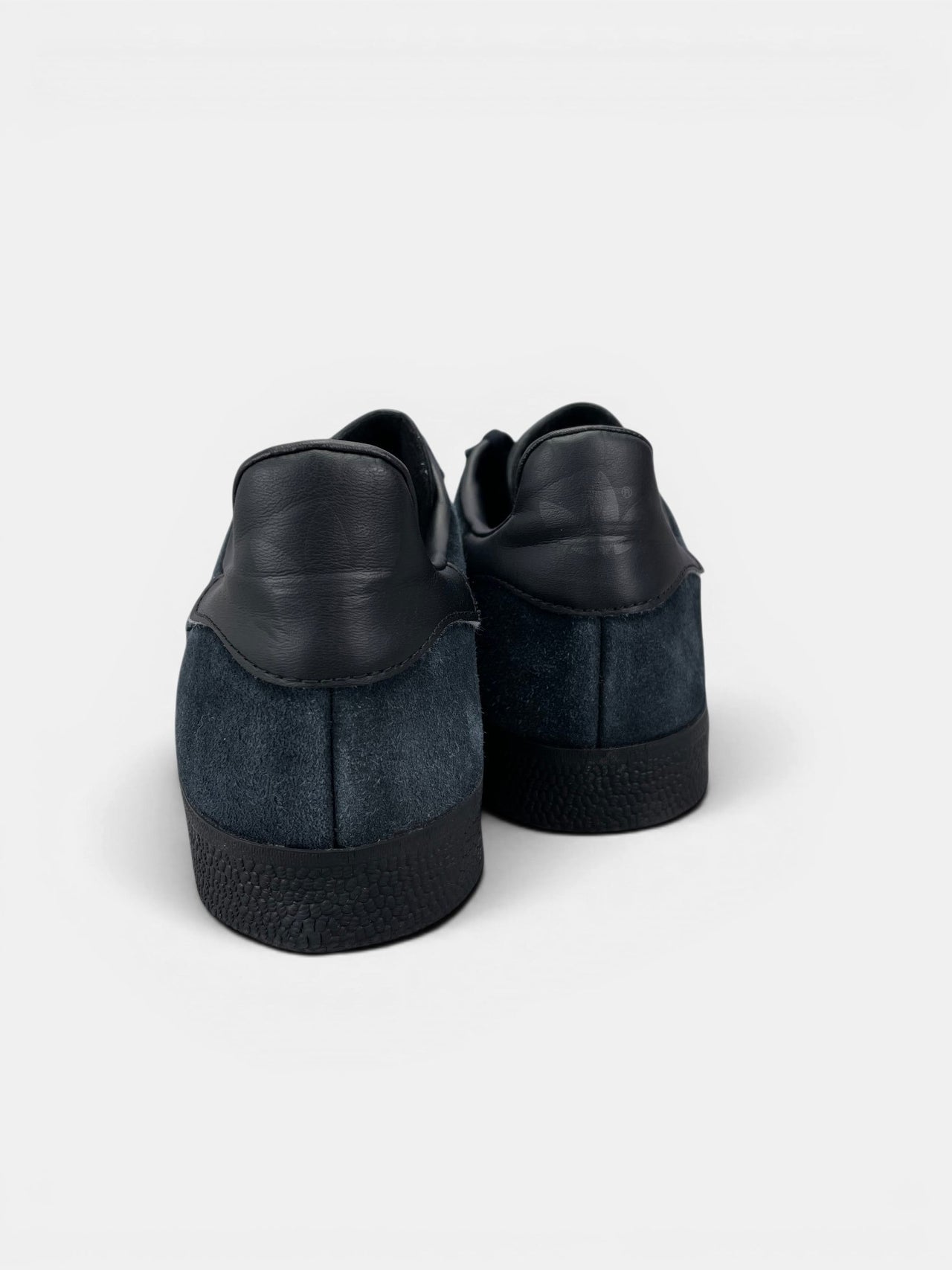 Adidas Gazelle “Triple Black” Triple Black — buty sportowe męskie w bardzo dobrym stanie rozmiar 45 1/3, widok z tyłu