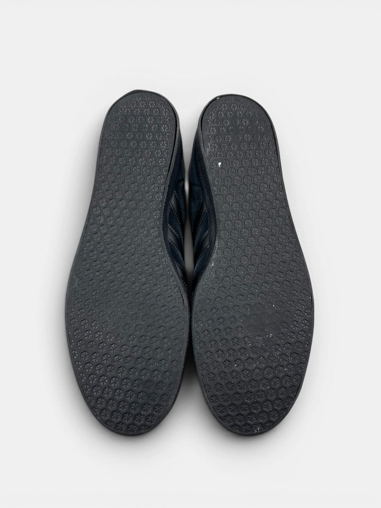 Adidas Gazelle “Triple Black” Triple Black — buty sportowe męskie w bardzo dobrym stanie rozmiar 45 1/3, podeszwa