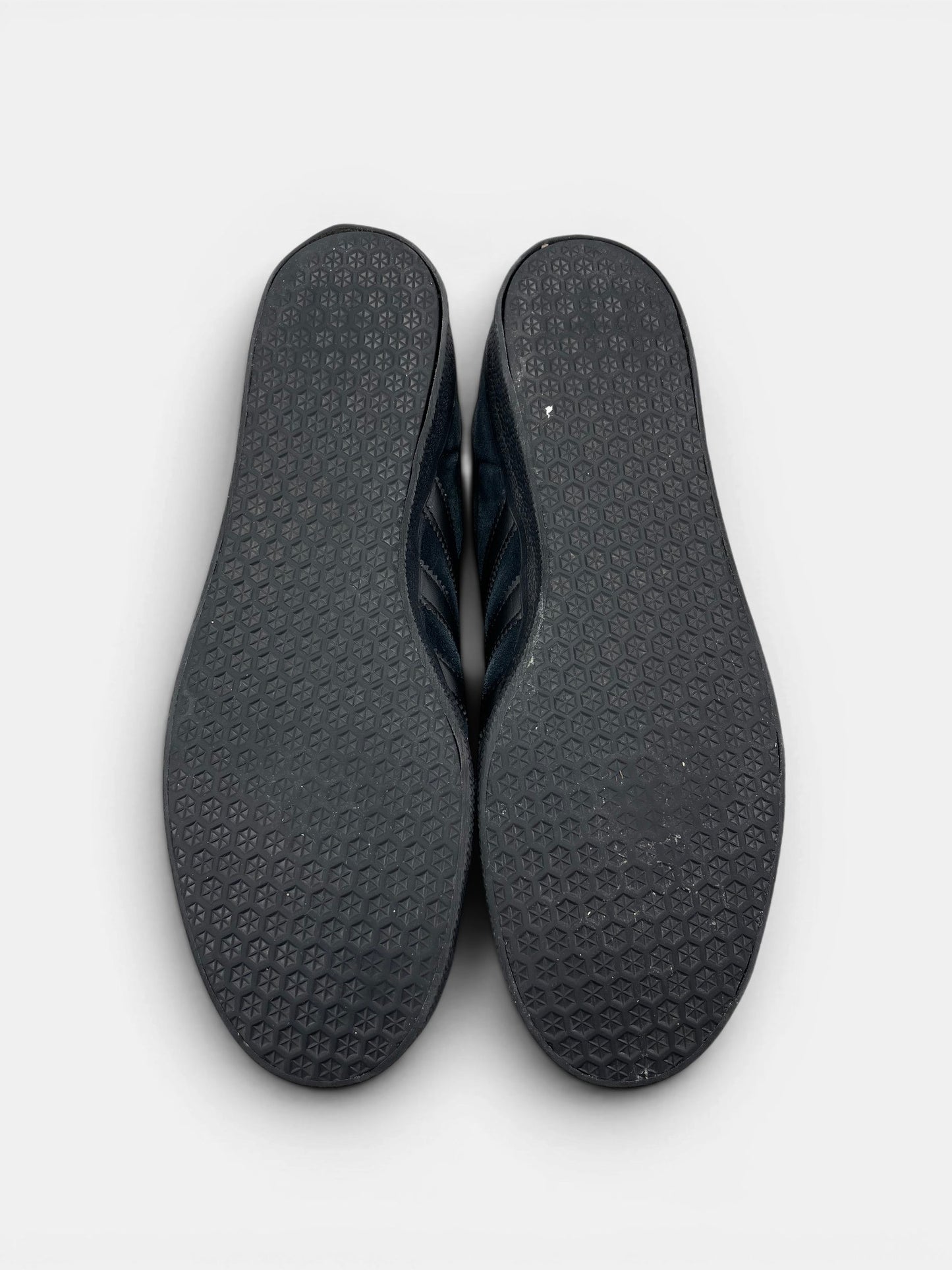 Adidas Gazelle “Triple Black” Triple Black — buty sportowe męskie w bardzo dobrym stanie rozmiar 45 1/3, podeszwa