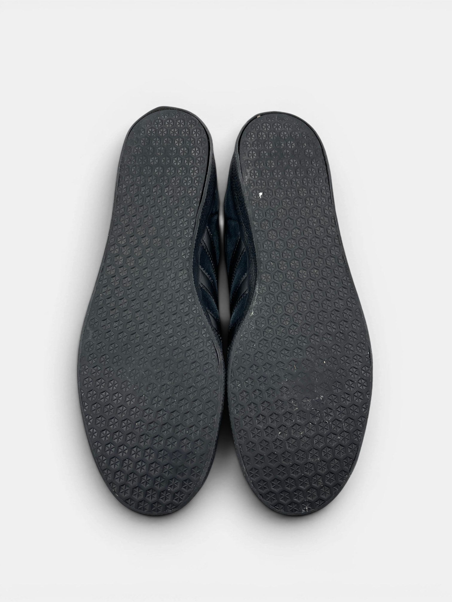 Adidas Gazelle “Triple Black” Triple Black — buty sportowe męskie w bardzo dobrym stanie rozmiar 45 1/3, podeszwa