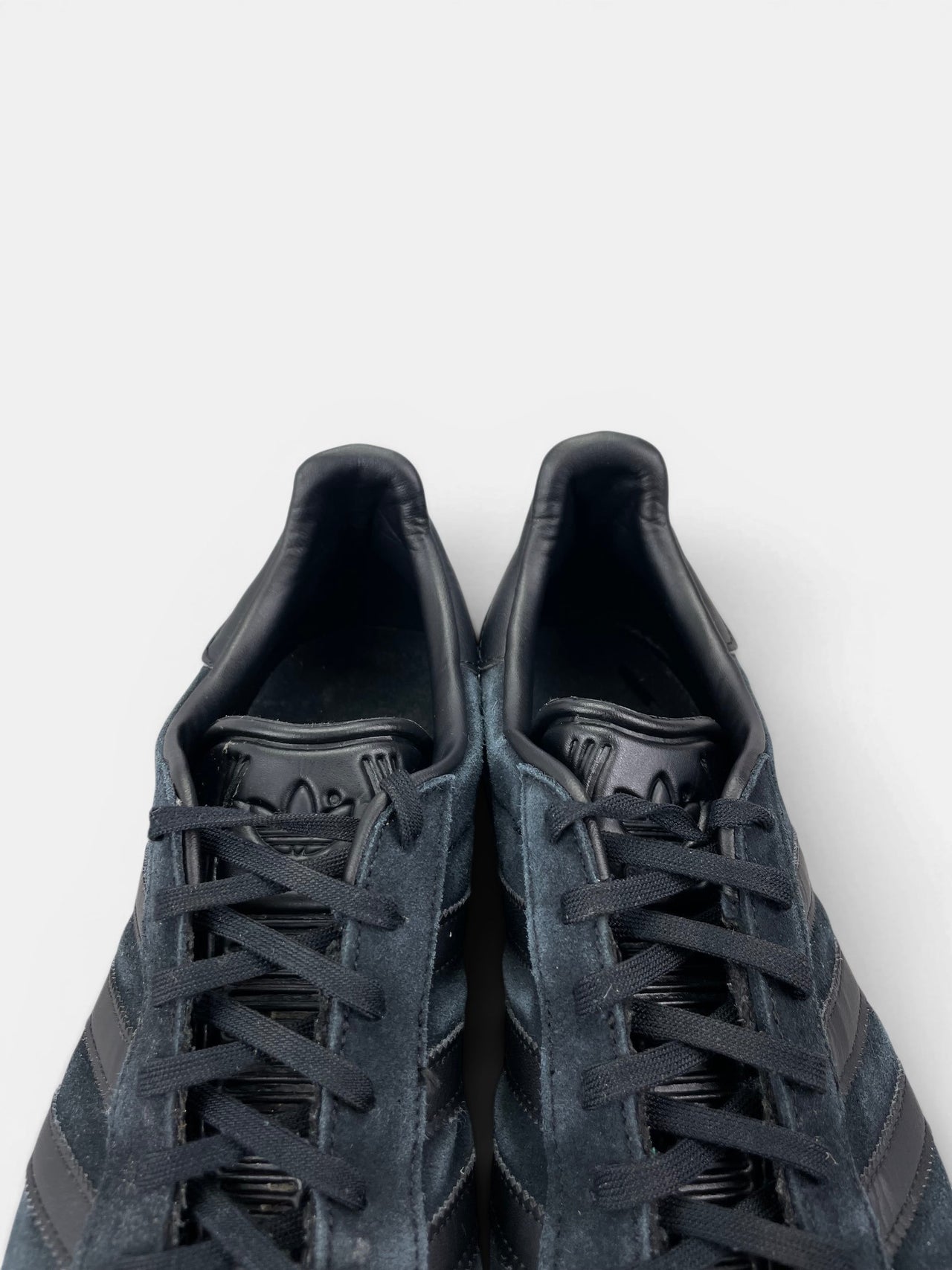 Adidas Gazelle “Triple Black” Triple Black — buty sportowe męskie w bardzo dobrym stanie rozmiar 45 1/3, zapiętki butów