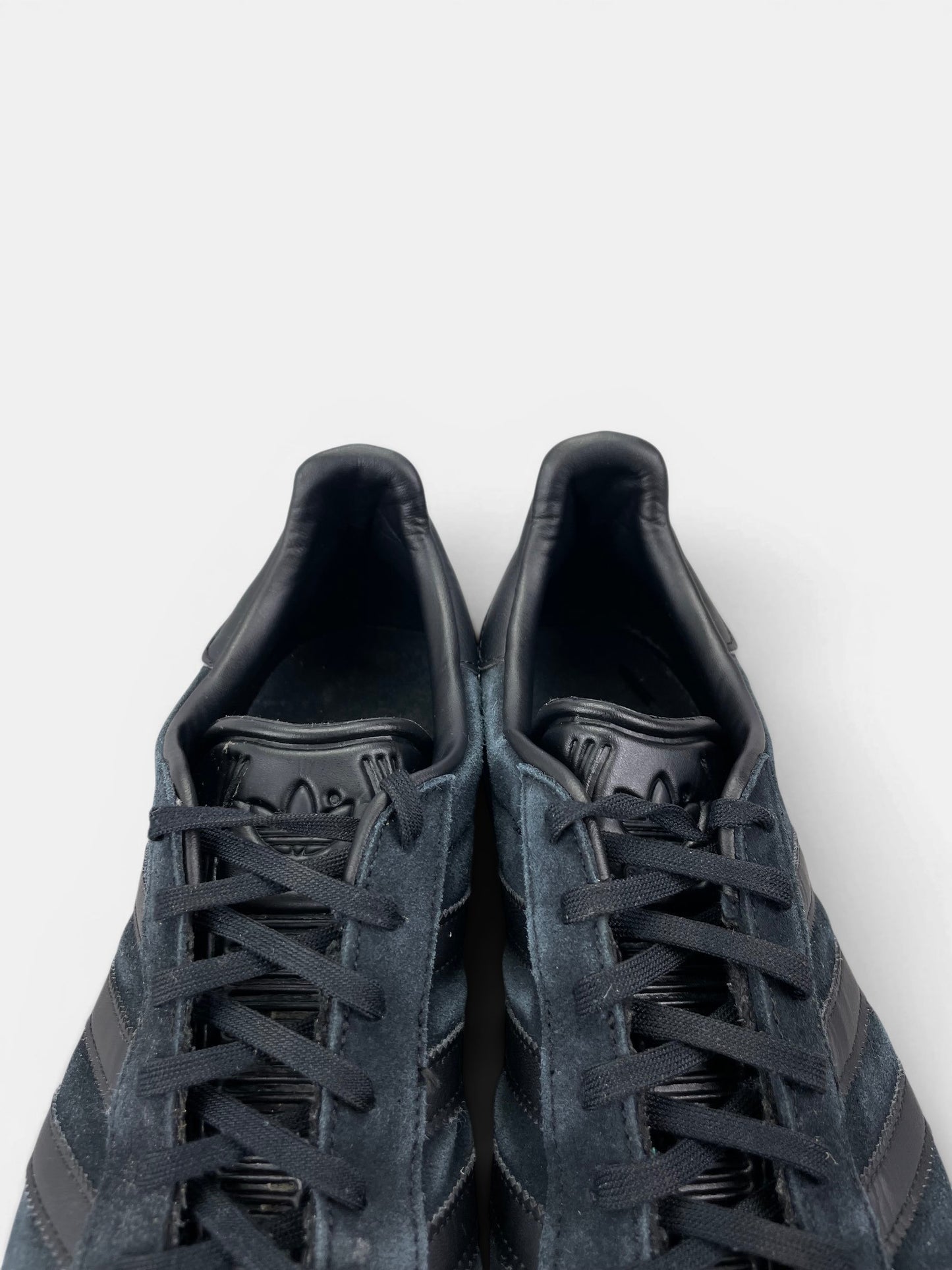 Adidas Gazelle “Triple Black” Triple Black — buty sportowe męskie w bardzo dobrym stanie rozmiar 45 1/3, zapiętki butów