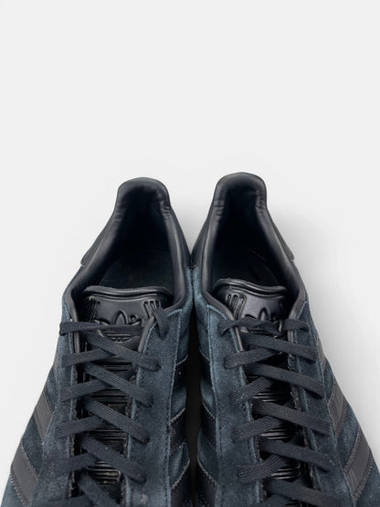 Adidas Gazelle “Triple Black” Triple Black — buty sportowe męskie w bardzo dobrym stanie rozmiar 45 1/3, zapiętki butów