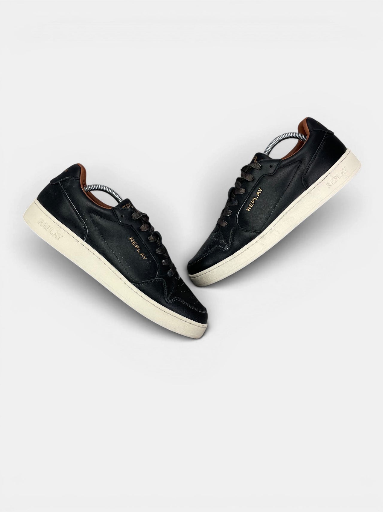 Replay Sneakers — buty sportowe męskie w bardzo dobrym stanie rozmiar 43, widok z góry na zewnętrzną stronę butów
