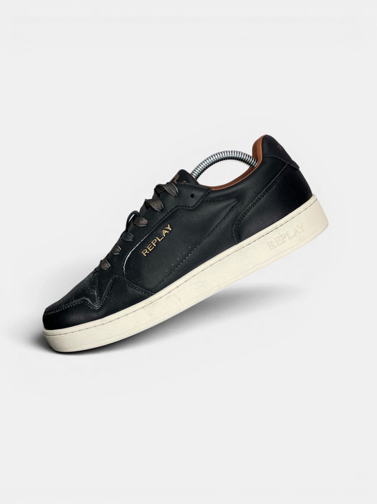 Replay Sneakers — buty sportowe męskie w bardzo dobrym stanie rozmiar 43, widok z góry na wewnętrzną stronę butów