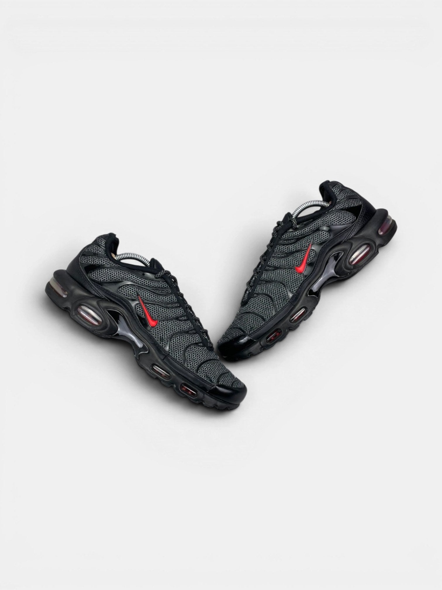 Nike Air Max Plus Metal Mesh — buty sportowe męskie w bardzo dobrym stanie rozmiar 45, widok z góry na zewnętrzną stronę butów