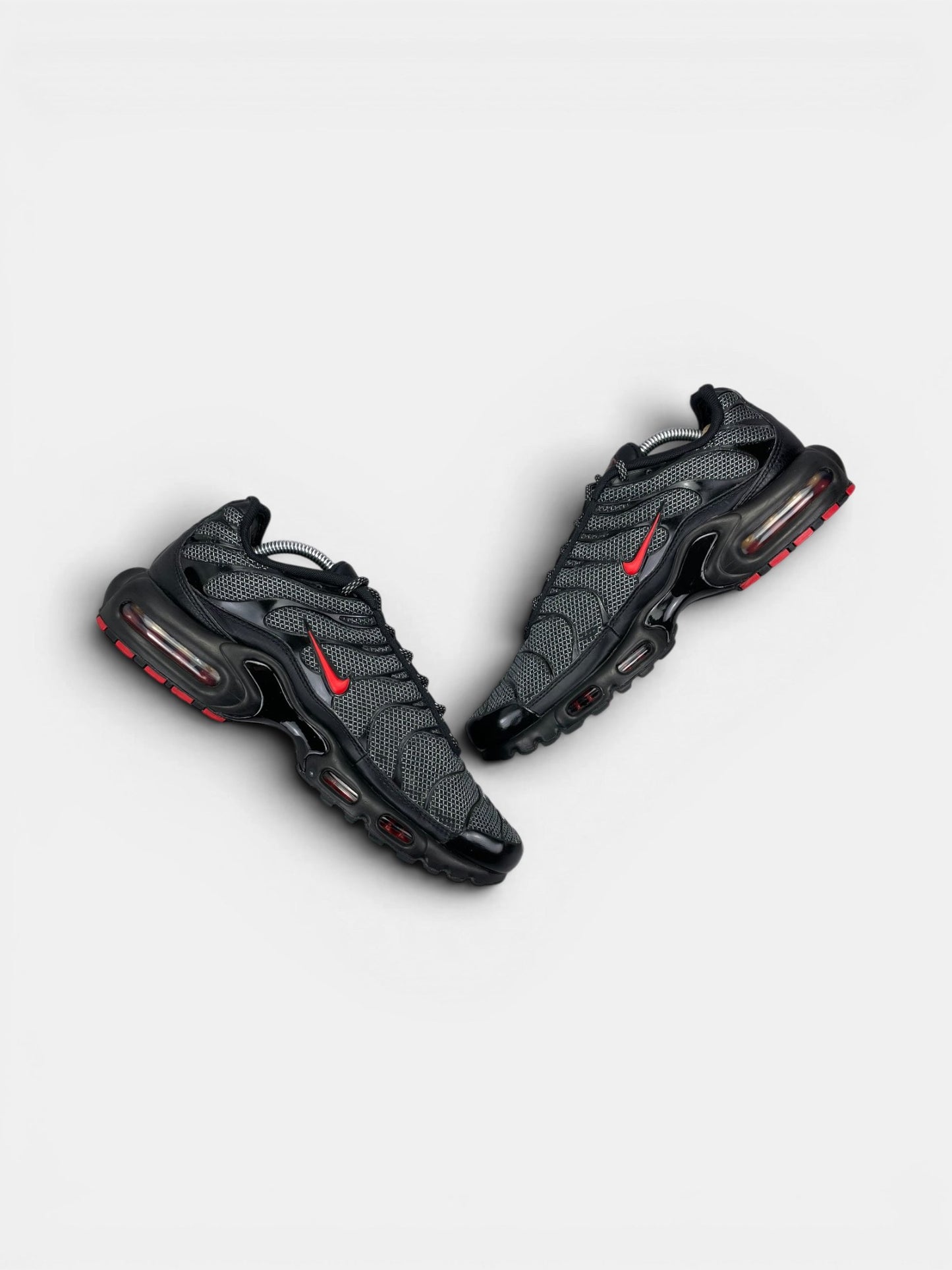 Nike Air Max Plus Metal Mesh — buty sportowe męskie w bardzo dobrym stanie rozmiar 45, zewnętrzny panel prawego buta