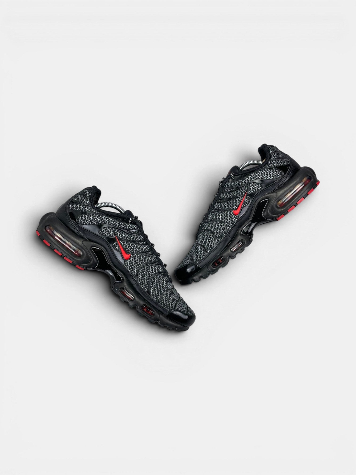 Nike Air Max Plus Metal Mesh — buty sportowe męskie w bardzo dobrym stanie rozmiar 45, zewnętrzny panel prawego buta