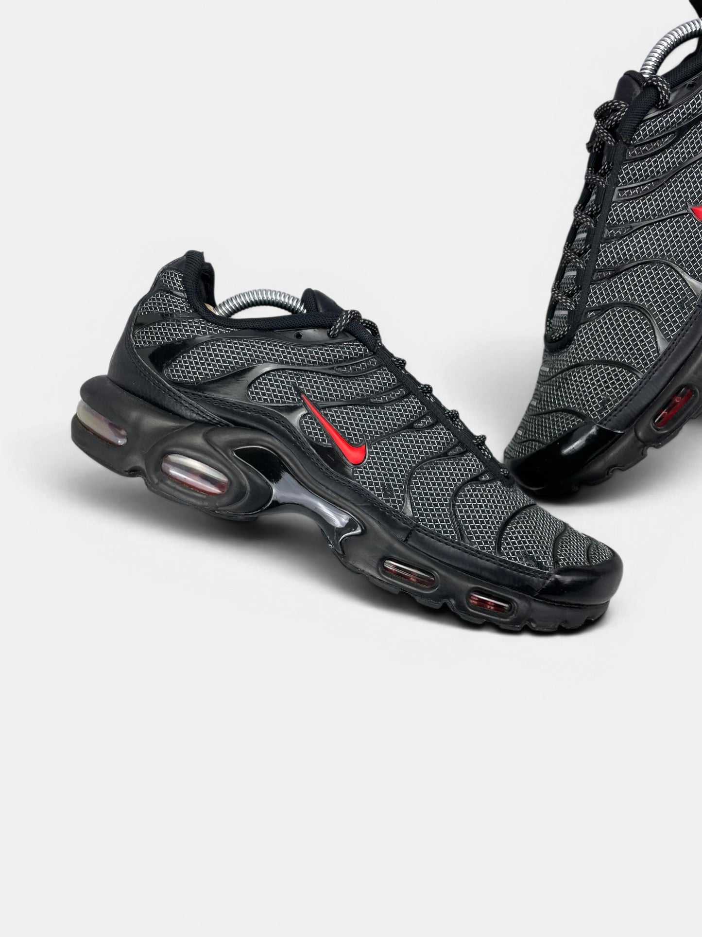 Nike Air Max Plus Metal Mesh — buty sportowe męskie w bardzo dobrym stanie rozmiar 45, zewnętrzny panel lewego buta