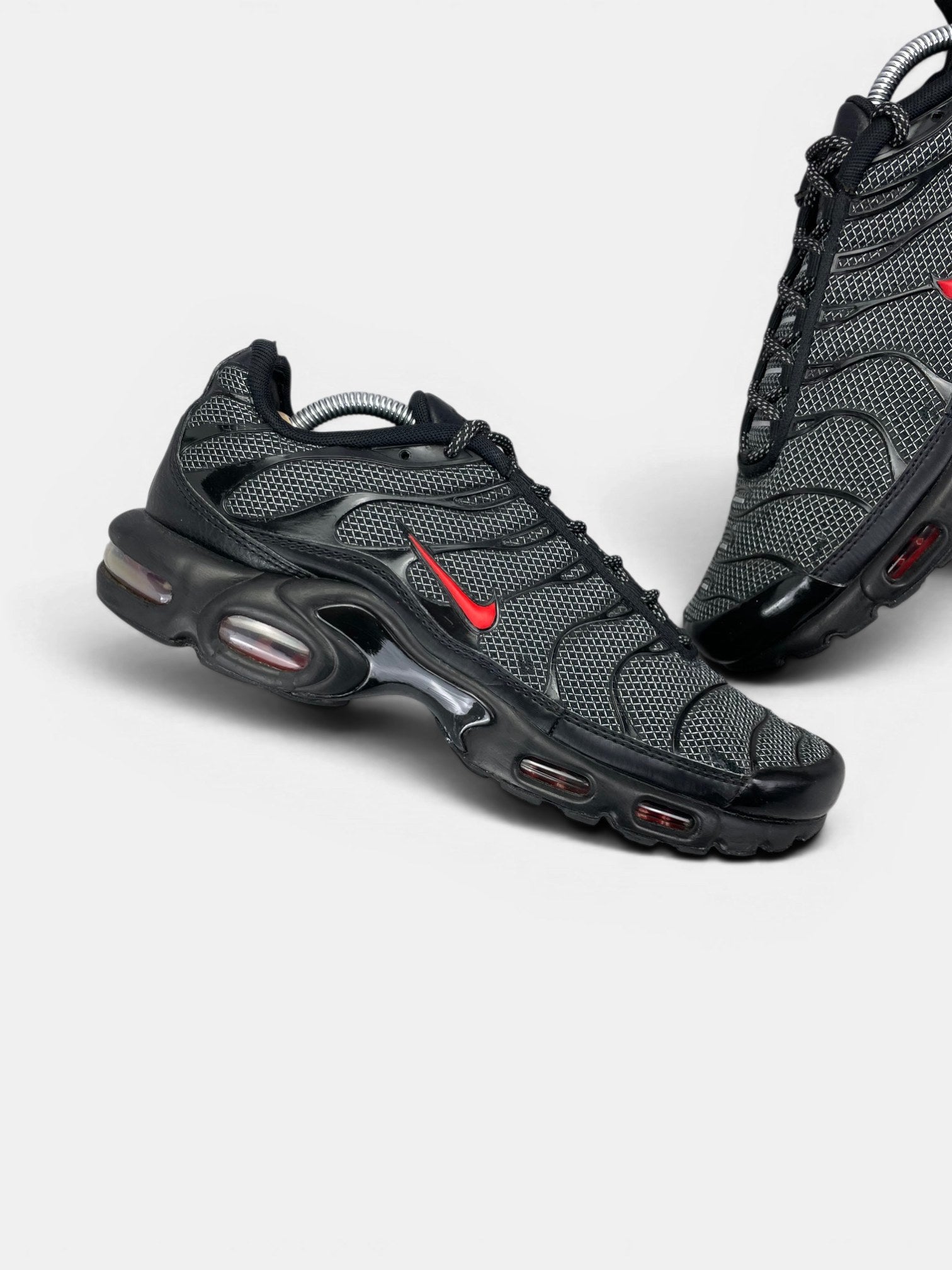 Nike Air Max Plus Metal Mesh — buty sportowe męskie w bardzo dobrym stanie rozmiar 45, zewnętrzny panel lewego buta