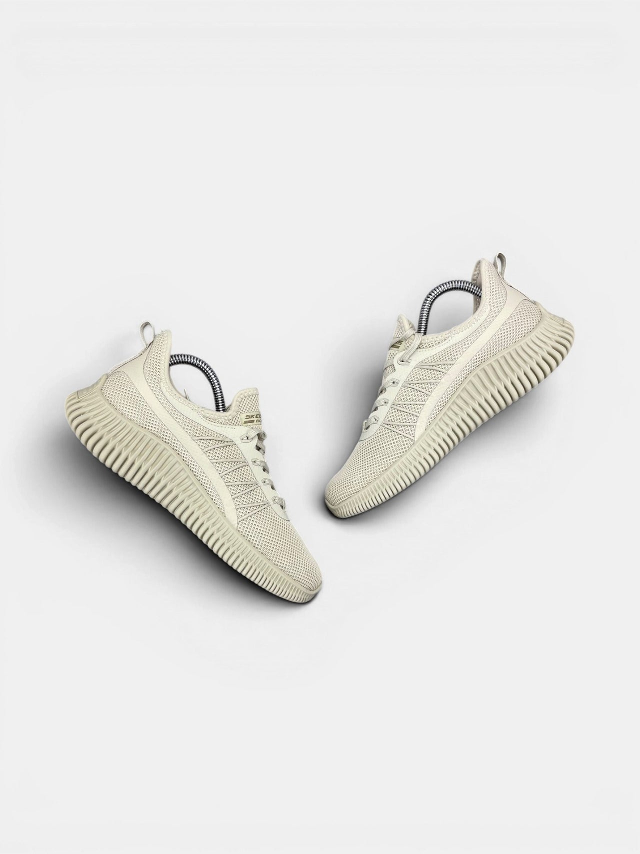 Skechers Bobs — buty sportowe damskie w bardzo dobrym stanie rozmiar 36, zewnętrzny panel prawego buta