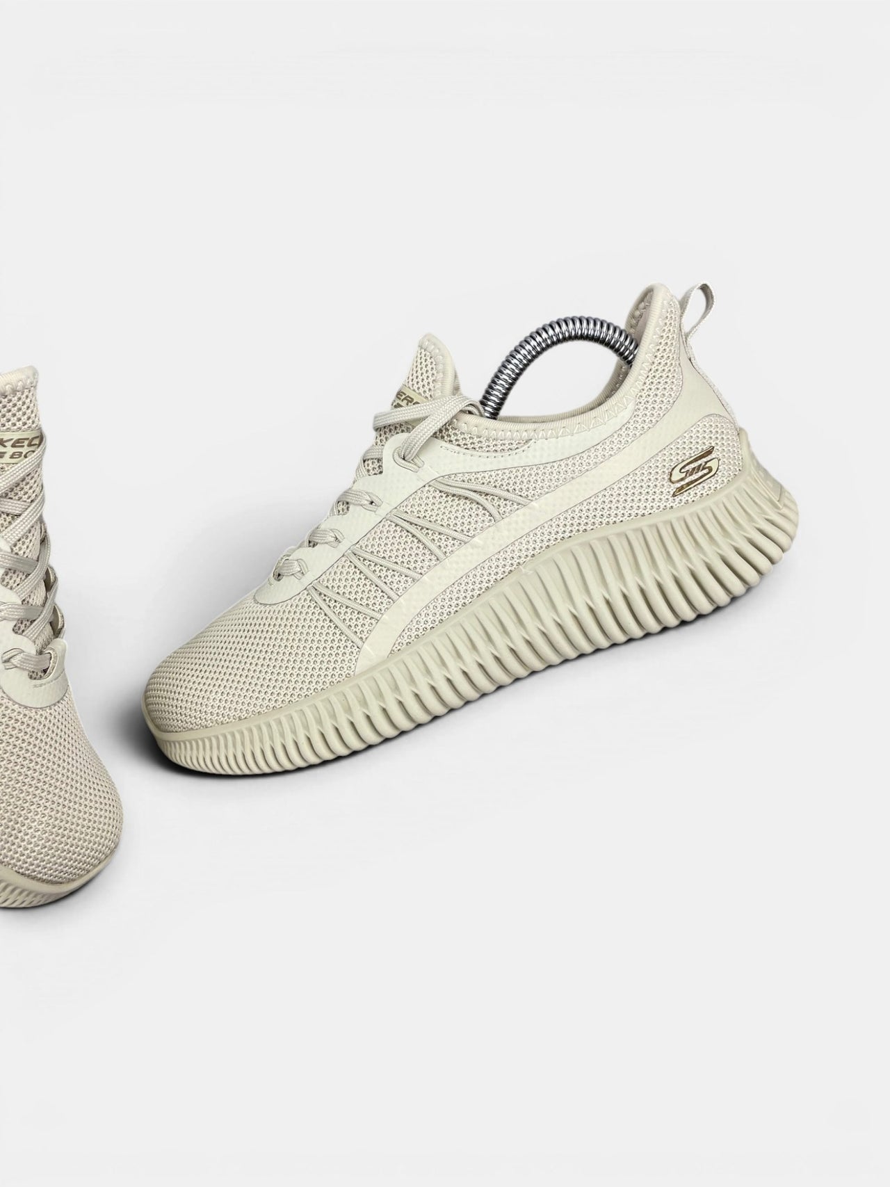 Skechers Bobs — buty sportowe damskie w bardzo dobrym stanie rozmiar 36, widok z góry na wewnętrzną stronę butów