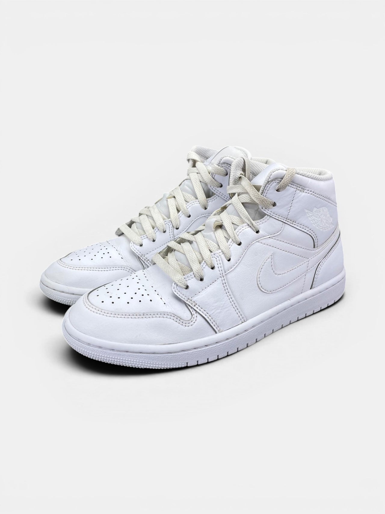 Jordan Air Jordan 1 Mid Triple White — buty sportowe męskie w bardzo dobrym stanie rozmiar 42, widok z boku