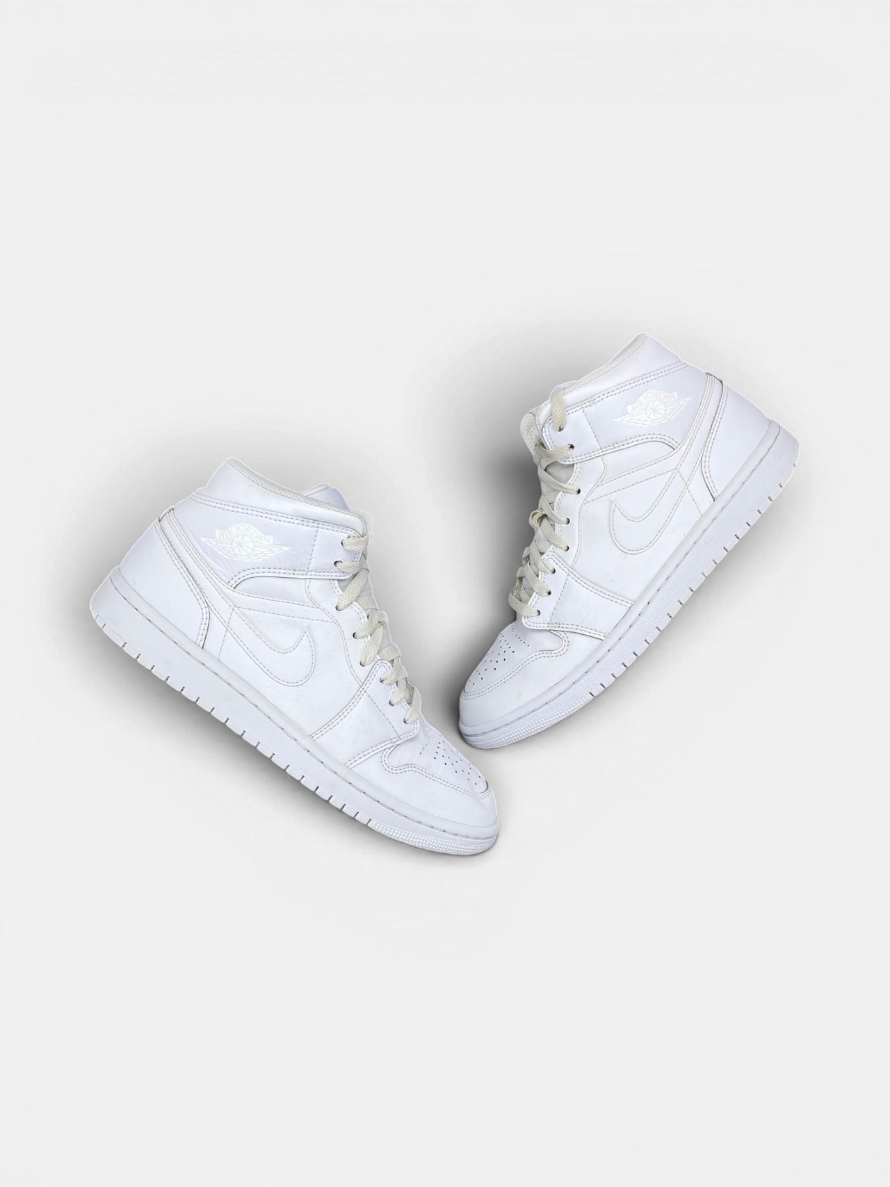 Jordan Air Jordan 1 Mid Triple White — buty sportowe męskie w bardzo dobrym stanie rozmiar 42, widok z góry na zewnętrzną stronę butów