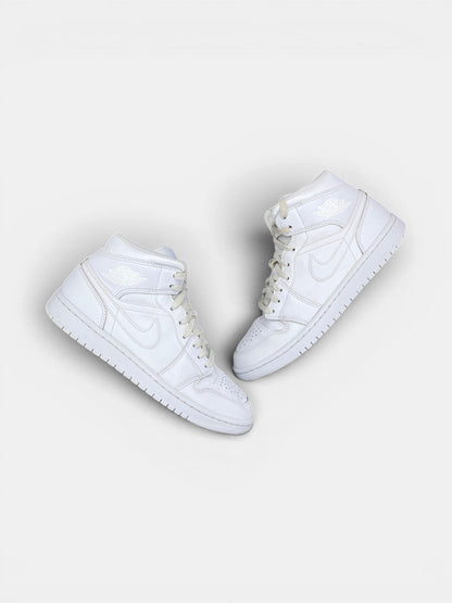 Jordan Air Jordan 1 Mid Triple White — buty sportowe męskie w bardzo dobrym stanie rozmiar 42, widok z góry na zewnętrzną stronę butów