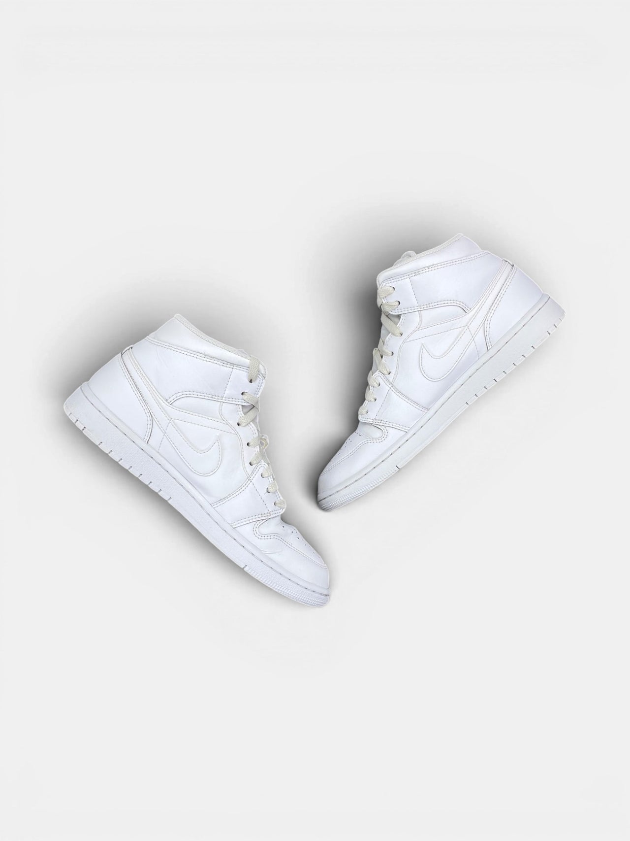 Jordan Air Jordan 1 Mid Triple White — buty sportowe męskie w bardzo dobrym stanie rozmiar 42, zewnętrzny panel prawego buta