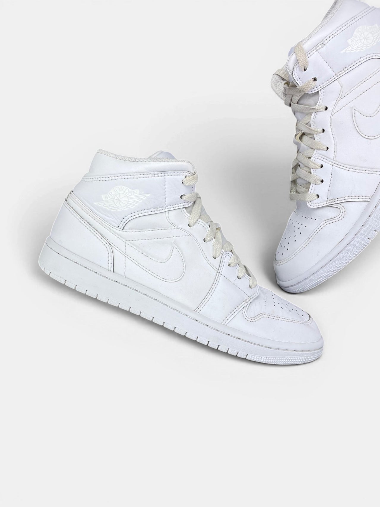 Jordan Air Jordan 1 Mid Triple White — buty sportowe męskie w bardzo dobrym stanie rozmiar 42, zewnętrzny panel lewego buta