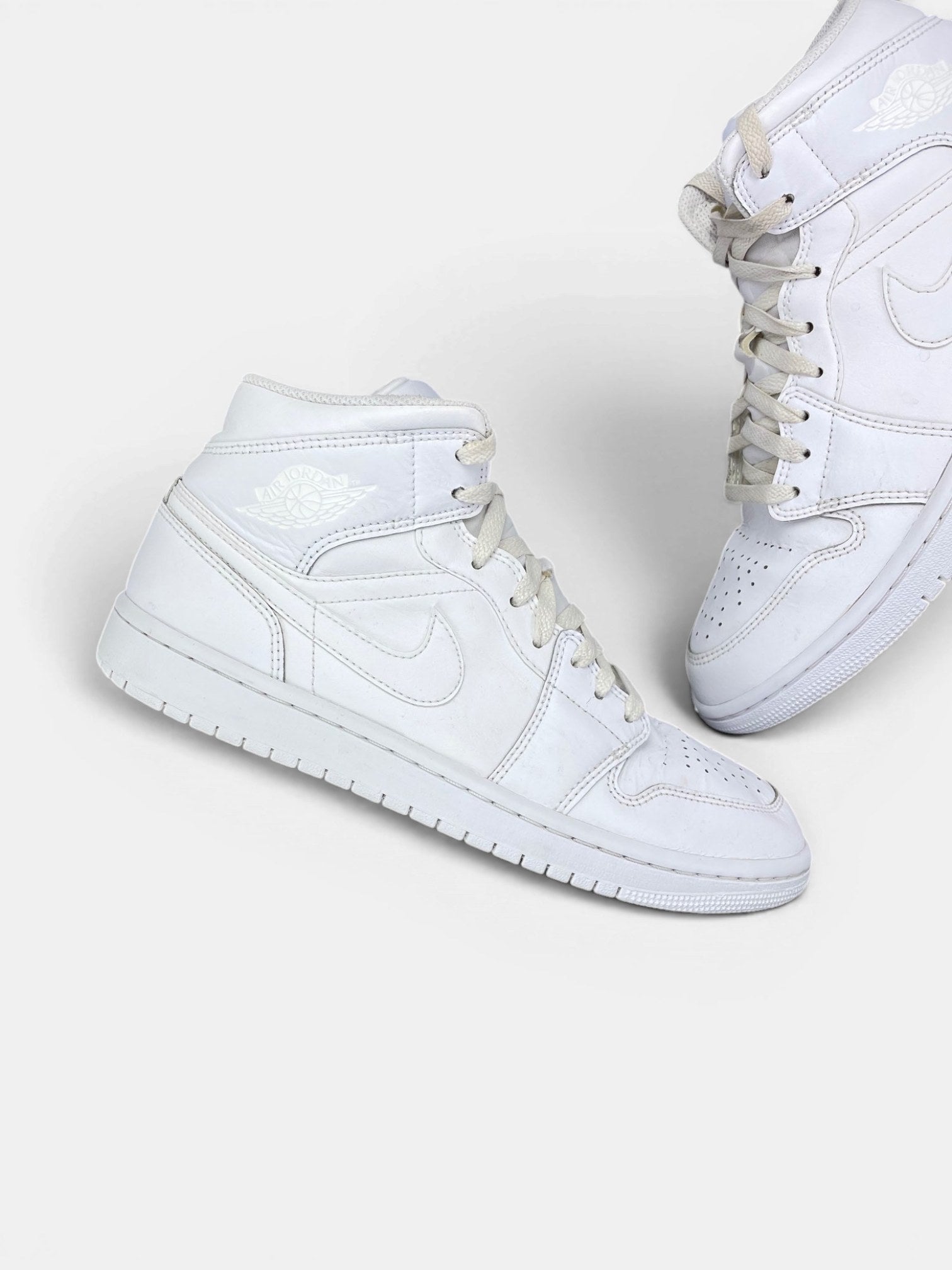 Jordan Air Jordan 1 Mid Triple White — buty sportowe męskie w bardzo dobrym stanie rozmiar 42, zewnętrzny panel lewego buta