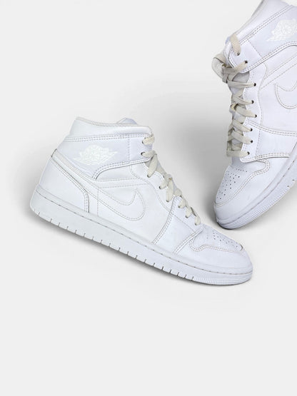 Jordan Air Jordan 1 Mid Triple White — buty sportowe męskie w bardzo dobrym stanie rozmiar 42, zewnętrzny panel lewego buta