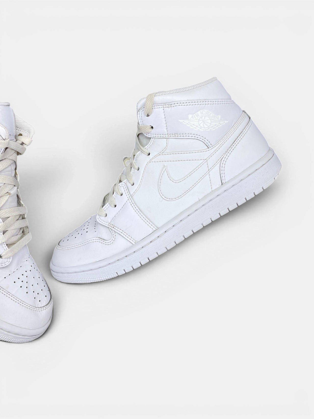 Jordan Air Jordan 1 Mid Triple White — buty sportowe męskie w bardzo dobrym stanie rozmiar 42, widok z góry na wewnętrzną stronę butów