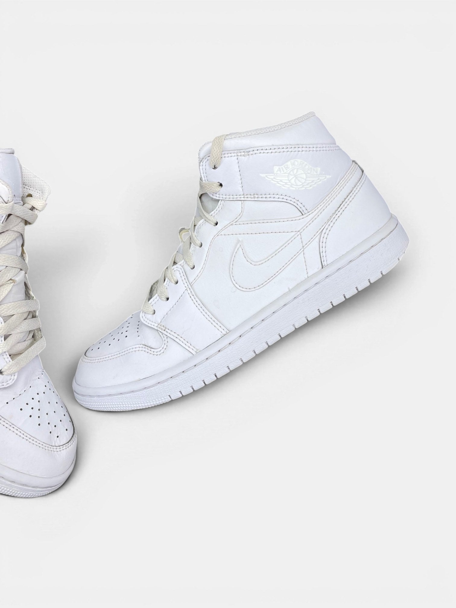 Jordan Air Jordan 1 Mid Triple White — buty sportowe męskie w bardzo dobrym stanie rozmiar 42, widok z góry na wewnętrzną stronę butów