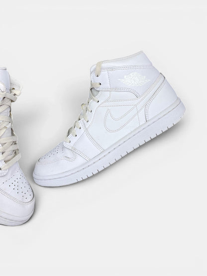 Jordan Air Jordan 1 Mid Triple White — buty sportowe męskie w bardzo dobrym stanie rozmiar 42, widok z góry na wewnętrzną stronę butów