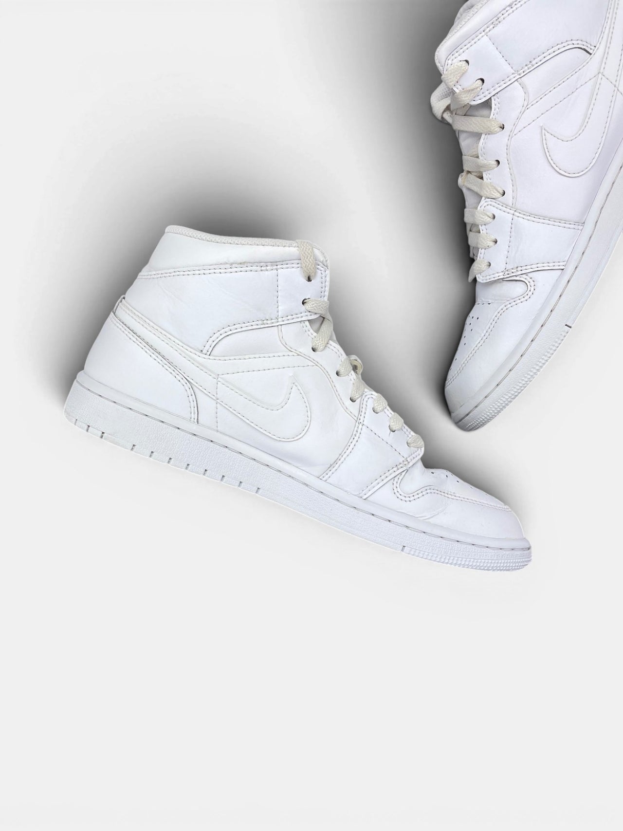 Jordan Air Jordan 1 Mid Triple White — buty sportowe męskie w bardzo dobrym stanie rozmiar 42, wewnętrzny panel lewego buta
