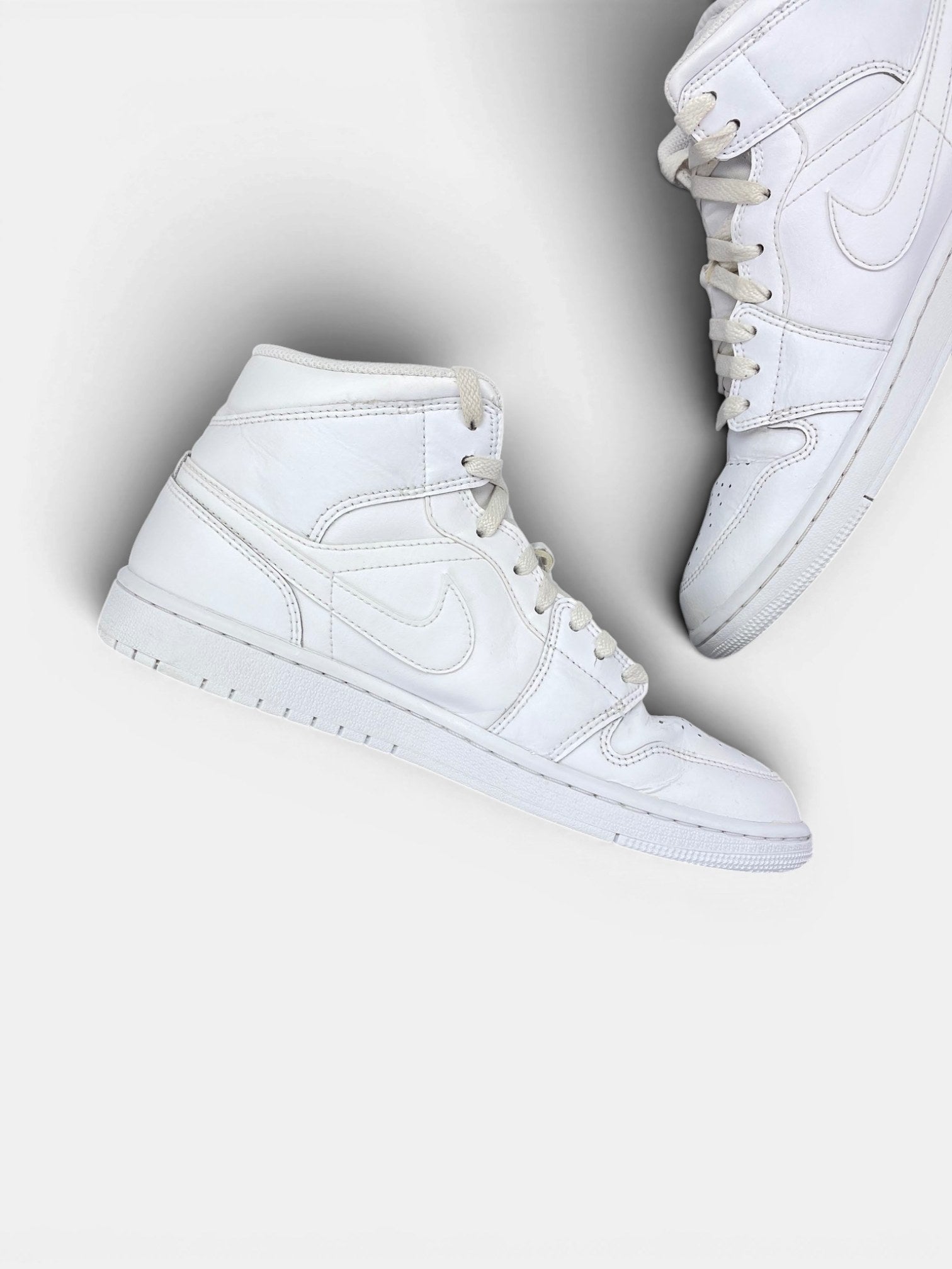 Jordan Air Jordan 1 Mid Triple White — buty sportowe męskie w bardzo dobrym stanie rozmiar 42, wewnętrzny panel lewego buta
