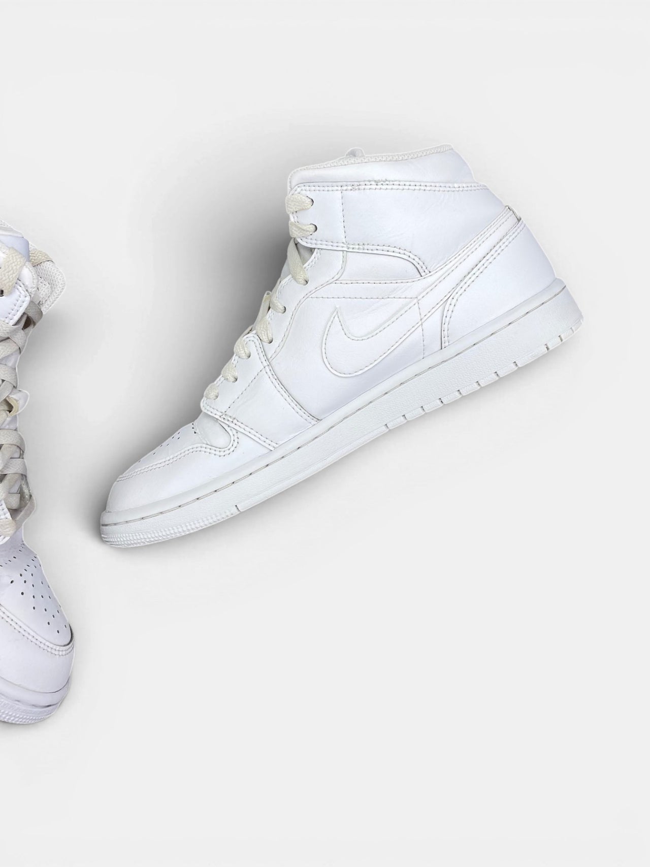 Jordan Air Jordan 1 Mid Triple White — buty sportowe męskie w bardzo dobrym stanie rozmiar 42, wewnętrzny panel prawego buta