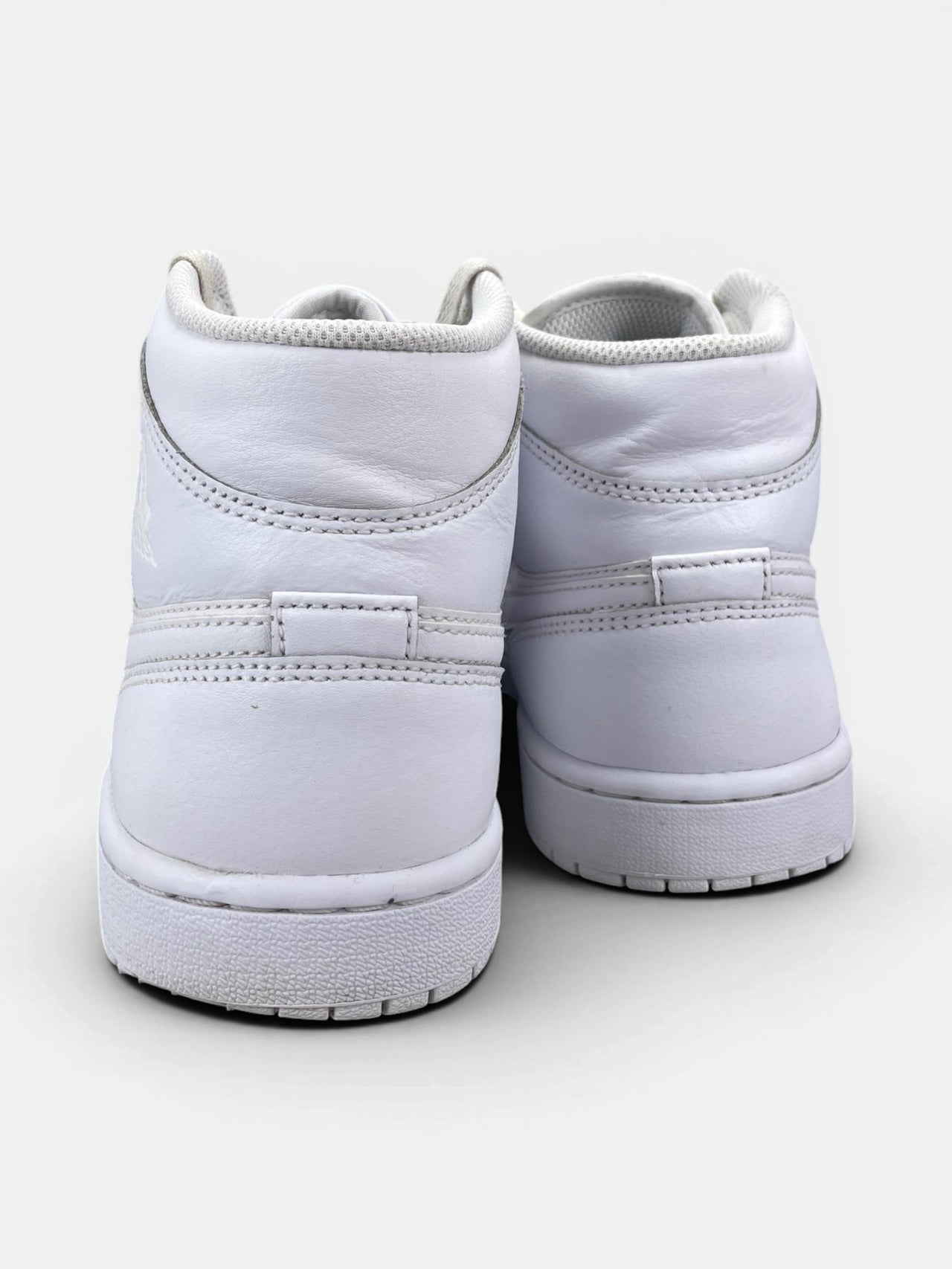 Jordan Air Jordan 1 Mid Triple White — buty sportowe męskie w bardzo dobrym stanie rozmiar 42, widok z tyłu