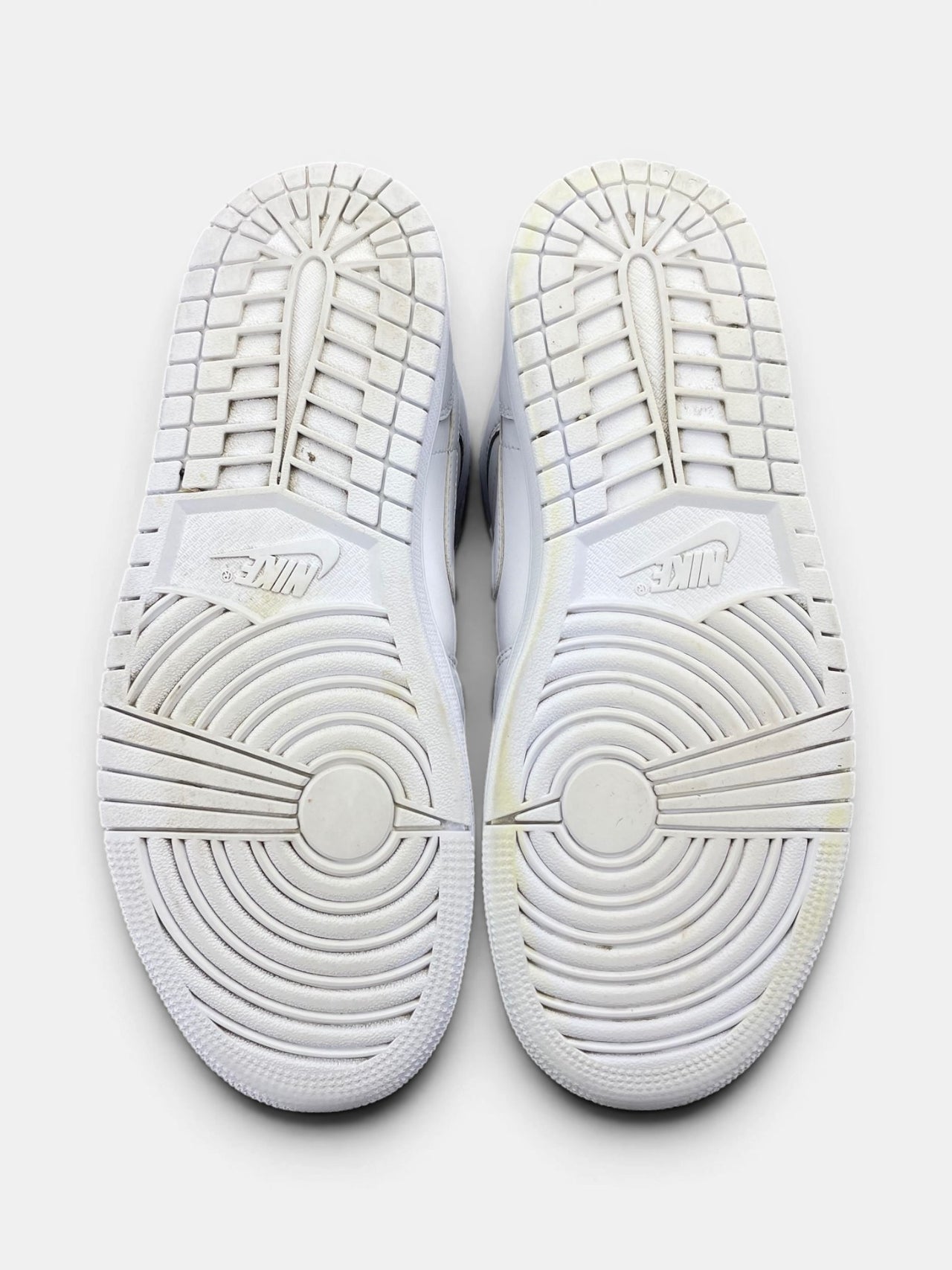 Jordan Air Jordan 1 Mid Triple White — buty sportowe męskie w bardzo dobrym stanie rozmiar 42, podeszwa
