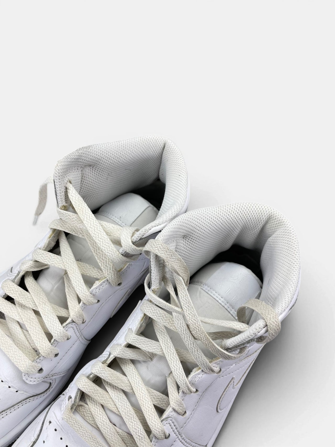 Jordan Air Jordan 1 Mid Triple White — buty sportowe męskie w bardzo dobrym stanie rozmiar 42, zapiętki butów