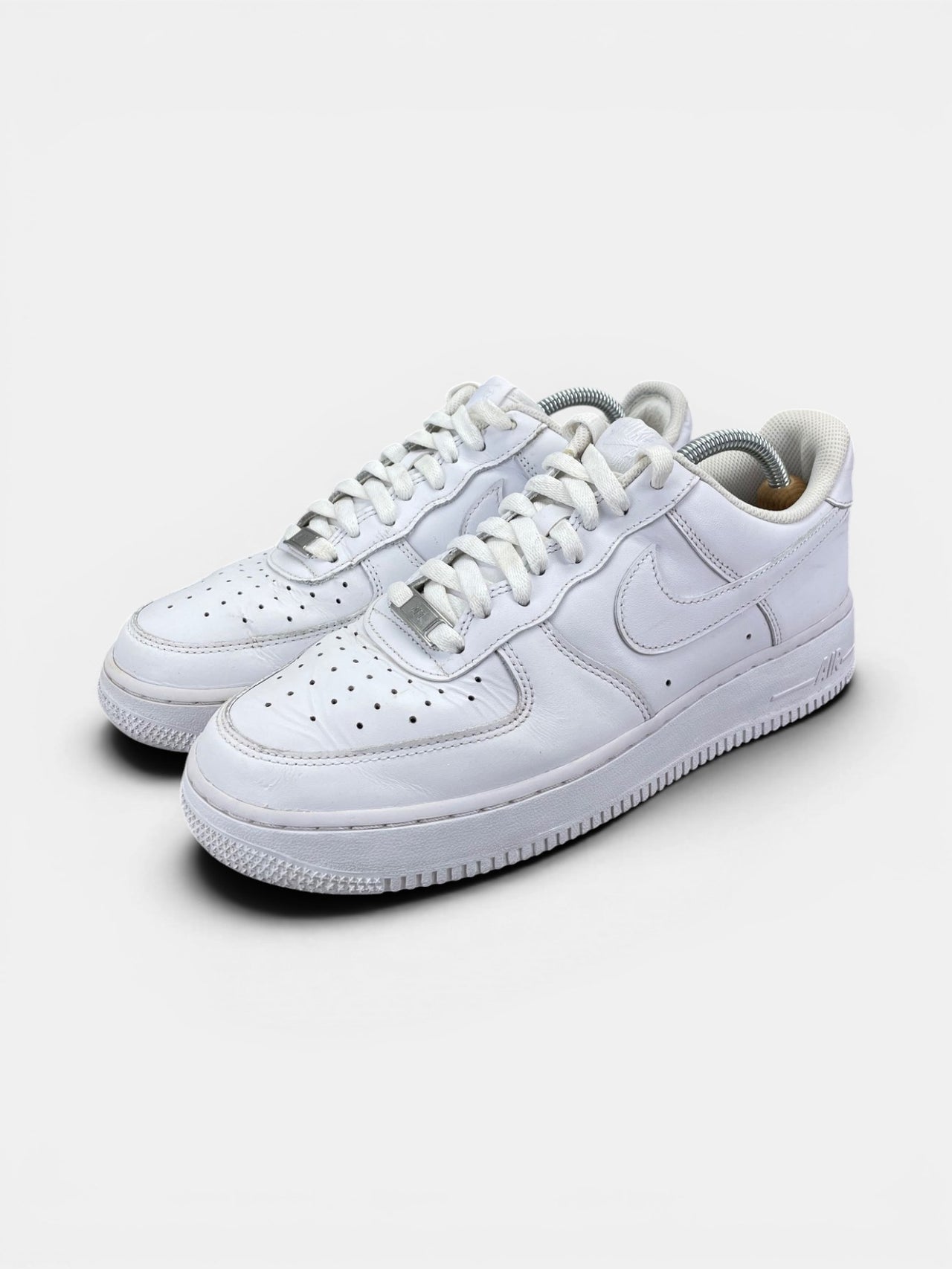 Nike Air Force 1 Low Triple White — buty sportowe męskie w bardzo dobrym stanie rozmiar 42.5, widok z boku