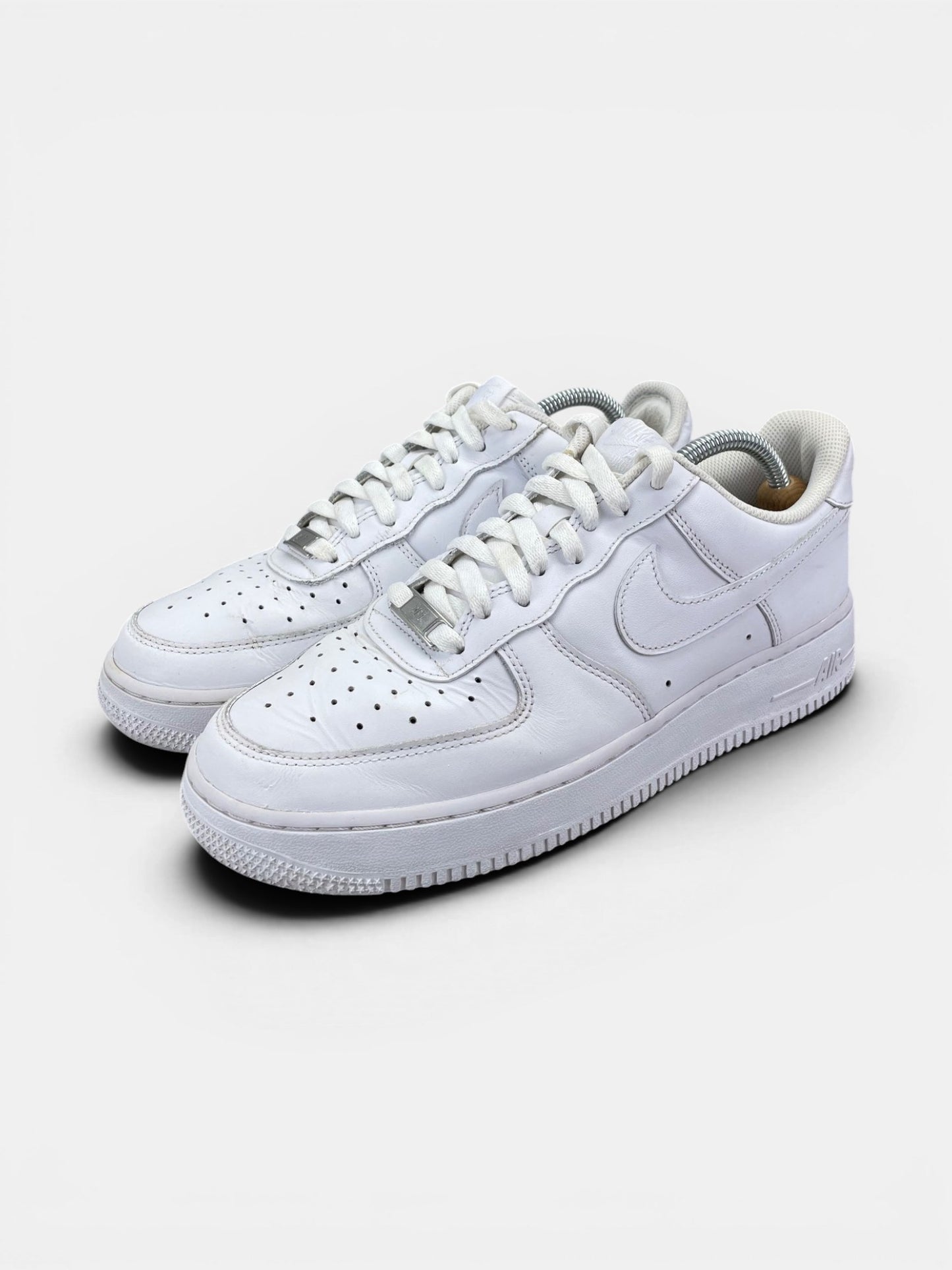 Nike Air Force 1 Low Triple White — buty sportowe męskie w bardzo dobrym stanie rozmiar 42.5, widok z boku