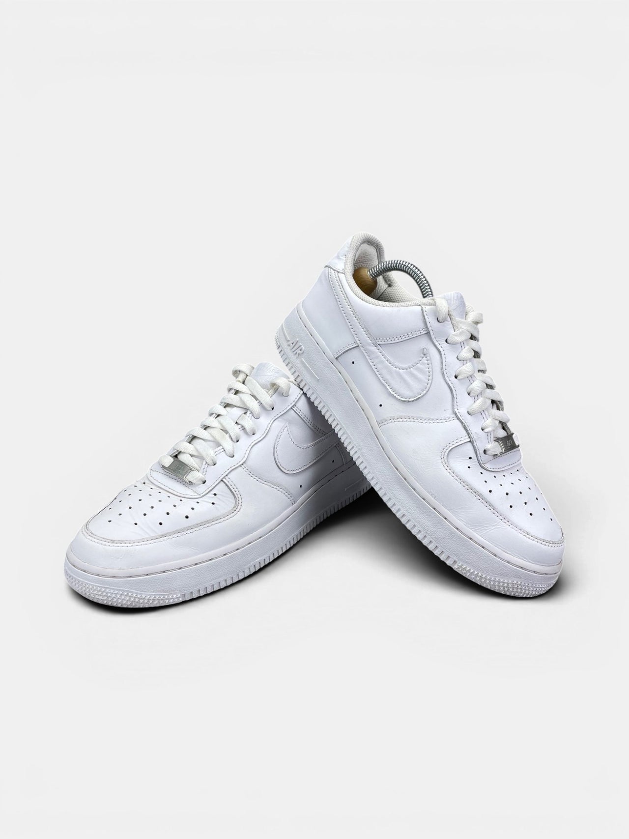 Nike Air Force 1 Low Triple White — buty sportowe męskie w bardzo dobrym stanie rozmiar 42.5, boczny profil