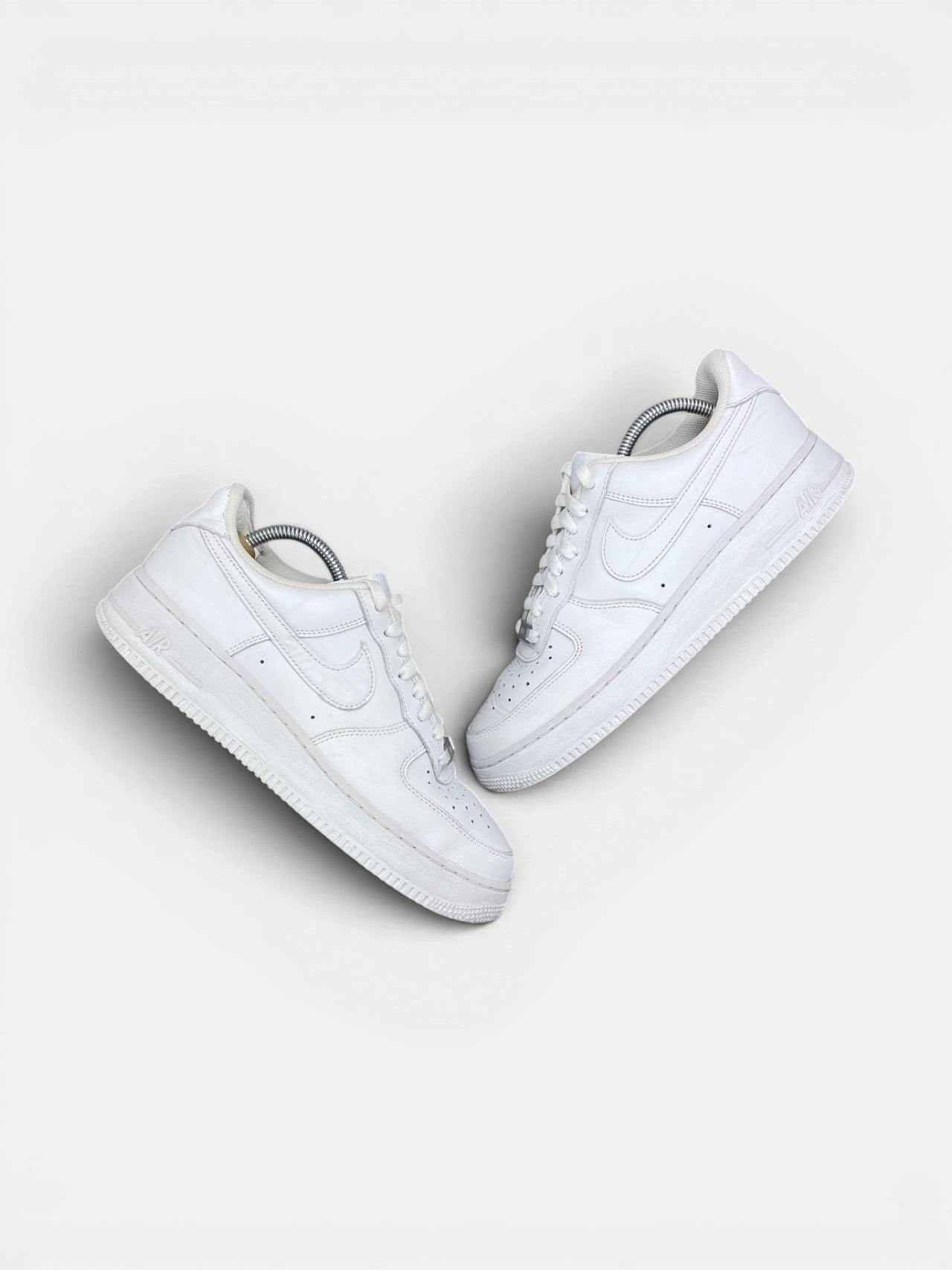 Nike Air Force 1 Low Triple White — buty sportowe męskie w bardzo dobrym stanie rozmiar 42.5, widok z góry na zewnętrzną stronę butów