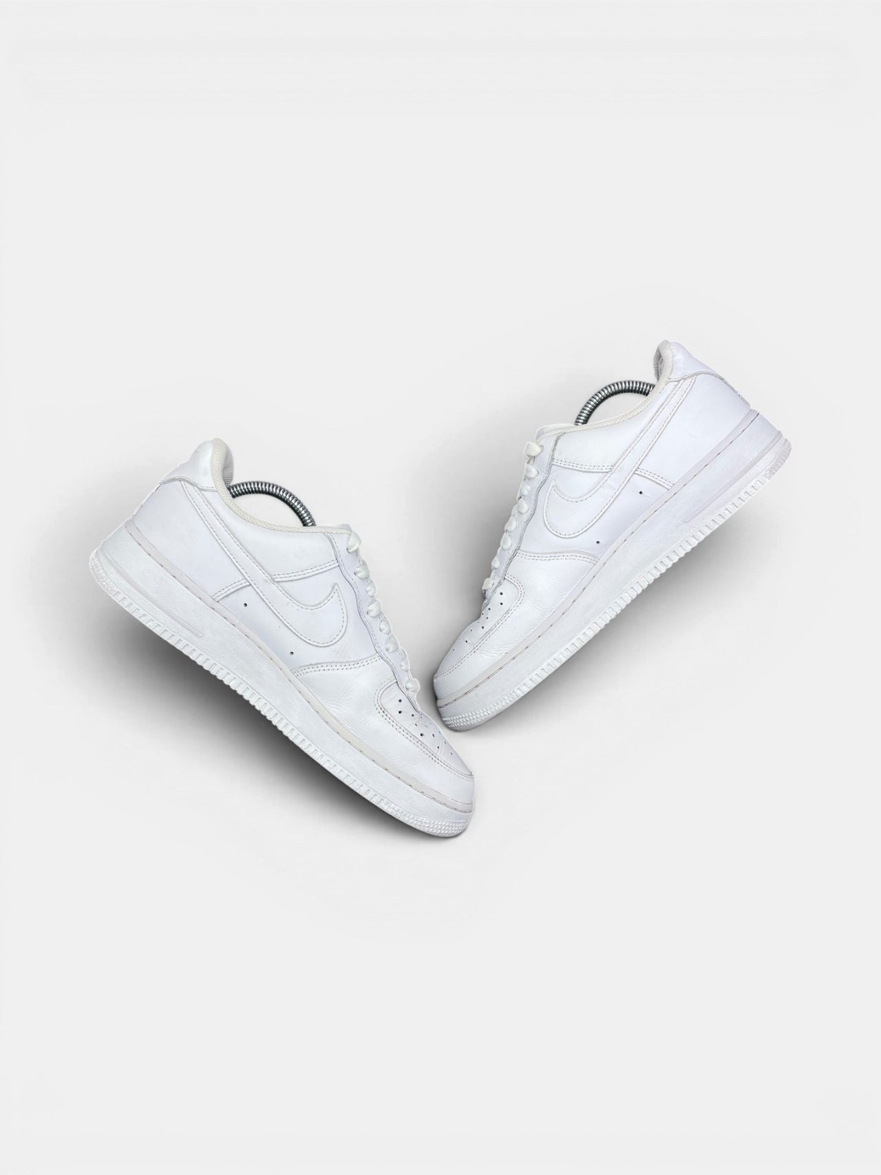 Nike Air Force 1 Low Triple White — buty sportowe męskie w bardzo dobrym stanie rozmiar 42.5, zewnętrzny panel prawego buta