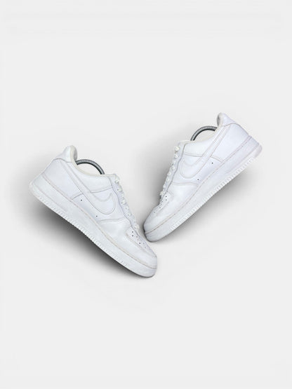 Nike Air Force 1 Low Triple White — buty sportowe męskie w bardzo dobrym stanie rozmiar 42.5, zewnętrzny panel prawego buta